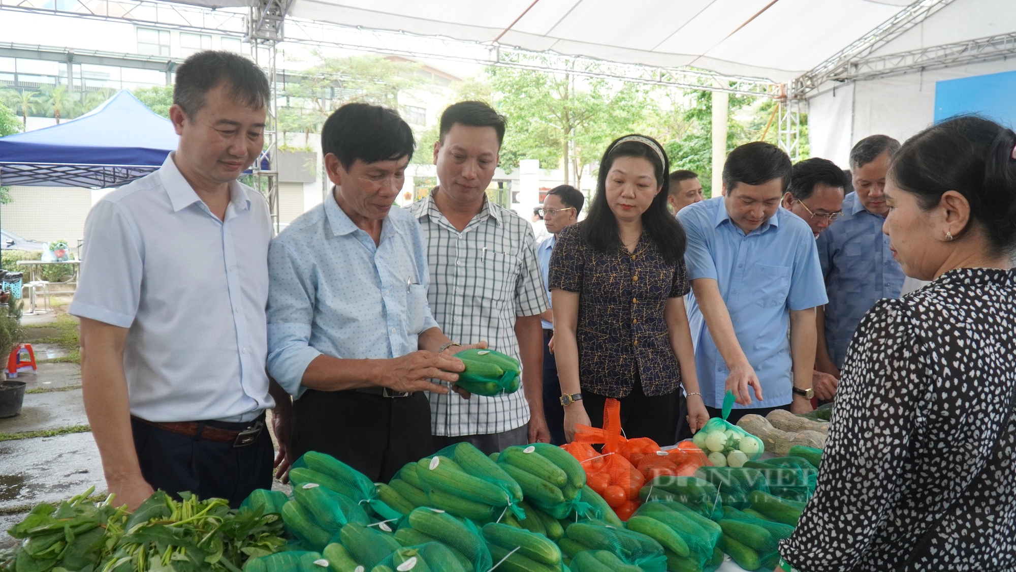 Đến chợ phiên nông sản an toàn tỉnh Bắc Ninh, hội viên nông dân được hướng dẫn cài App Nông dân Việt Nam- Ảnh 3.