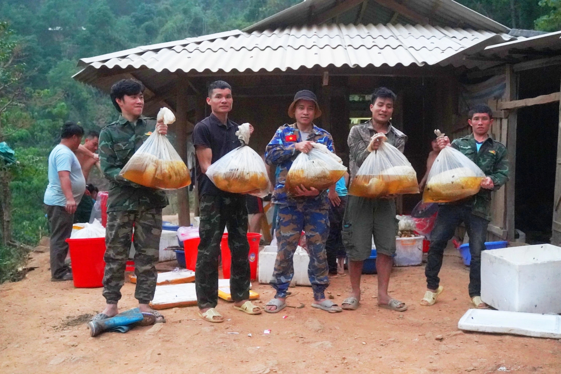 Cây đa hàng trăm tổ ong ở Điện Biên, mỗi năm cho hàng tấn mật- Ảnh 7.