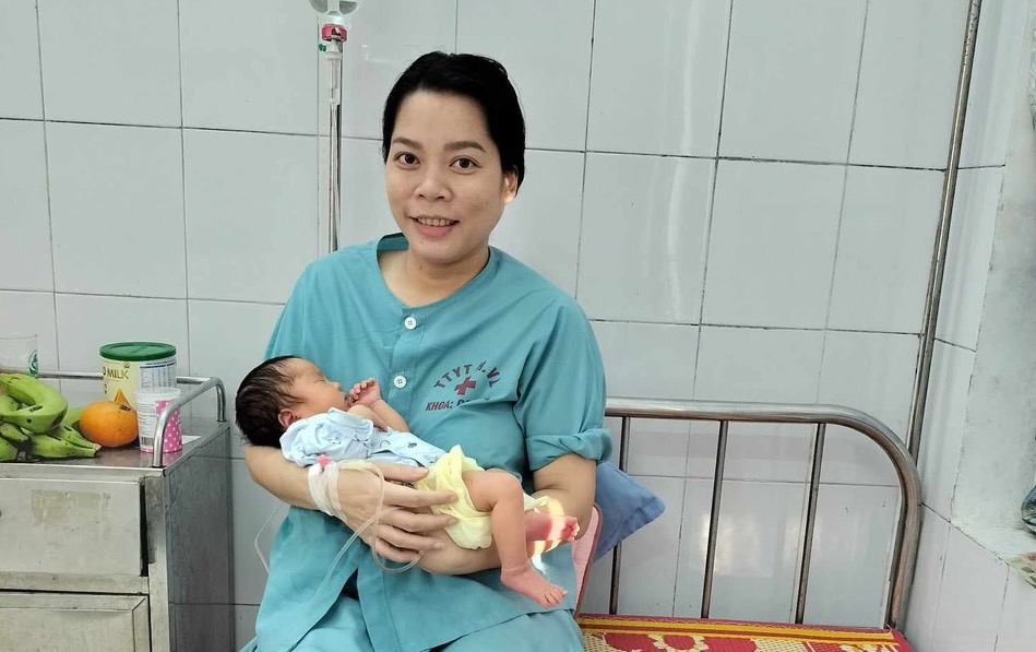 Sản phụ Bùi Thị Dương và con gái có sức khoẻ ổn định sau cuộc đại phẫu. Ảnh: N.V.