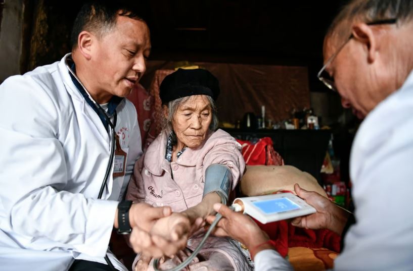 Dân số già đi nhanh chóng, hàng triệu người Trung Quốc không thể nghỉ hưu- Ảnh 2.