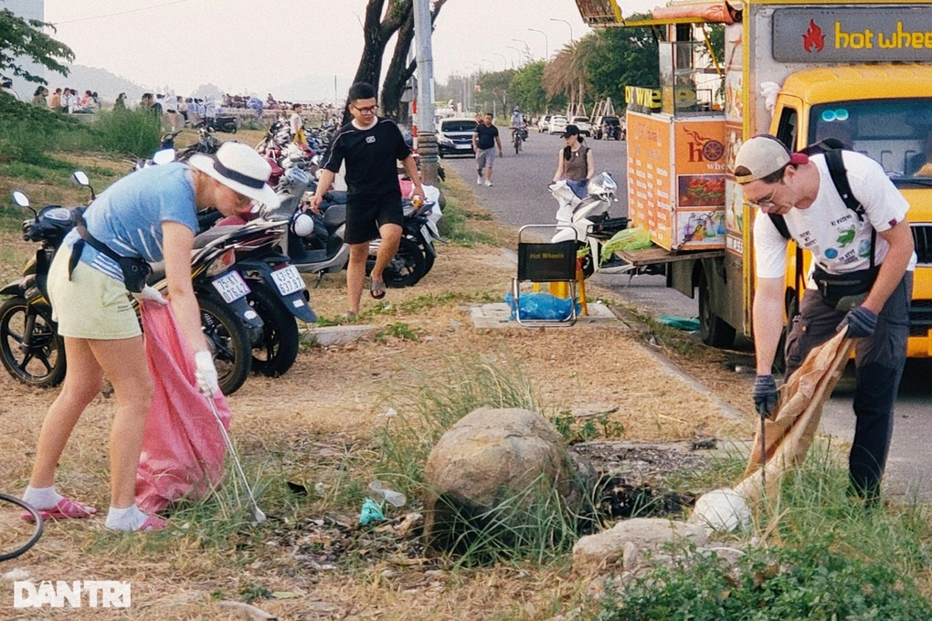 Khách tây nhặt rác ở ĐN: "Tôi thật sự không hiểu sao lại vứt rác ra đường?"- Ảnh 2.