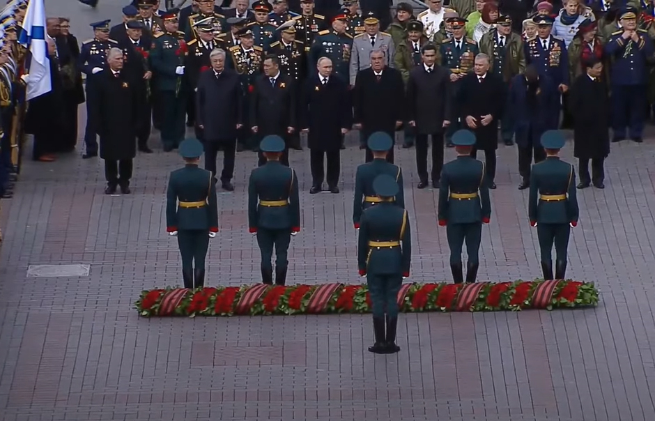 Sau lễ duyệt binh, Tổng thống Nga Putin và lãnh đạo nhiều nước tới đặt hoa tại mộ các chiến sĩ vô danh- Ảnh 28.