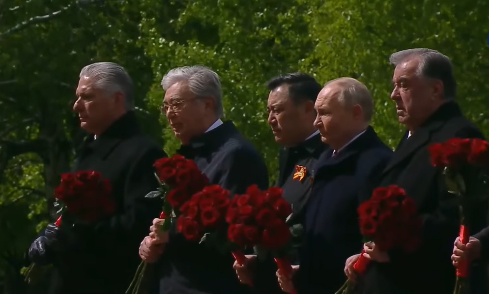 Sau lễ duyệt binh, Tổng thống Nga Putin và lãnh đạo nhiều nước tới đặt hoa tại mộ các chiến sĩ vô danh- Ảnh 33.