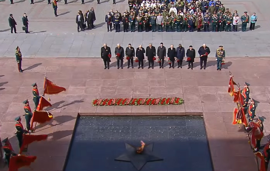Sau lễ duyệt binh, Tổng thống Nga Putin và lãnh đạo nhiều nước tới đặt hoa tại mộ các chiến sĩ vô danh- Ảnh 30.