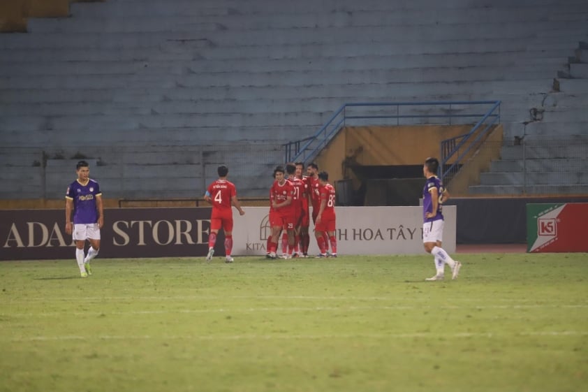 HLV Kim Sang-sik xuống sân bắt tay các cầu thủ Hà Nội FC và Thể Công Viettel- Ảnh 12.