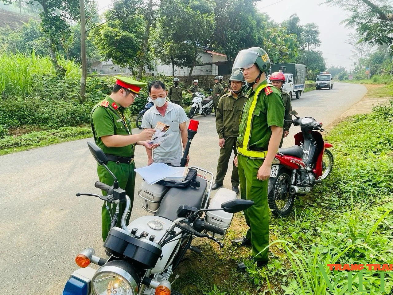 Nâng cao ý thức đảm bảo trật tự, an toàn giao thông cho người dân Lào Cai- Ảnh 8.