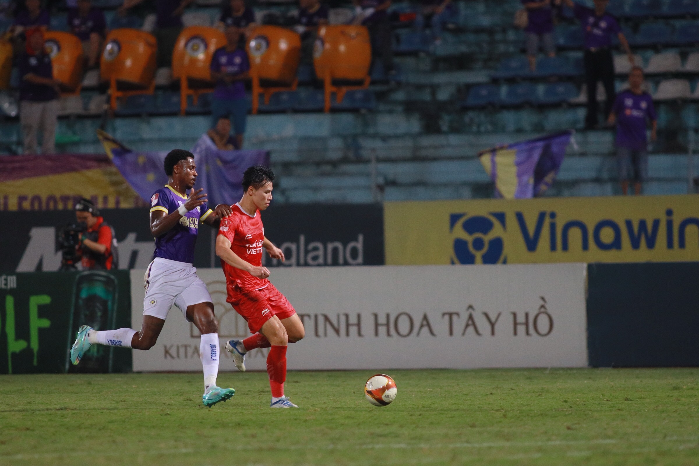 HLV Kim Sang-sik xuống sân bắt tay các cầu thủ Hà Nội FC và Thể Công Viettel- Ảnh 9.
