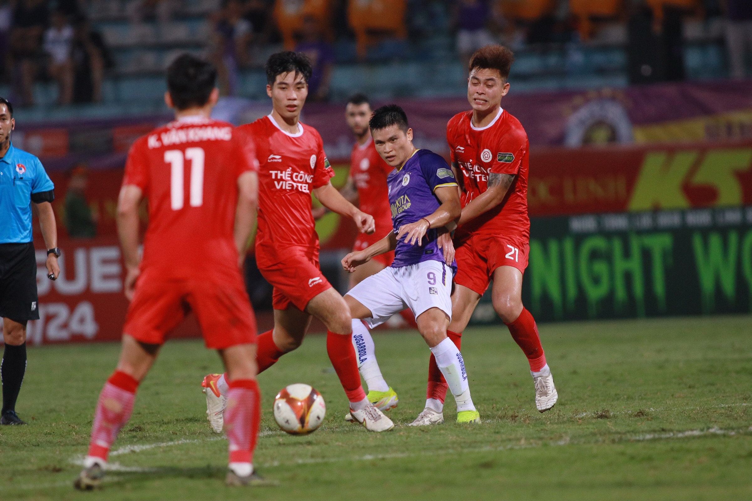 HLV Kim Sang-sik xuống sân bắt tay các cầu thủ Hà Nội FC và Thể Công Viettel- Ảnh 10.