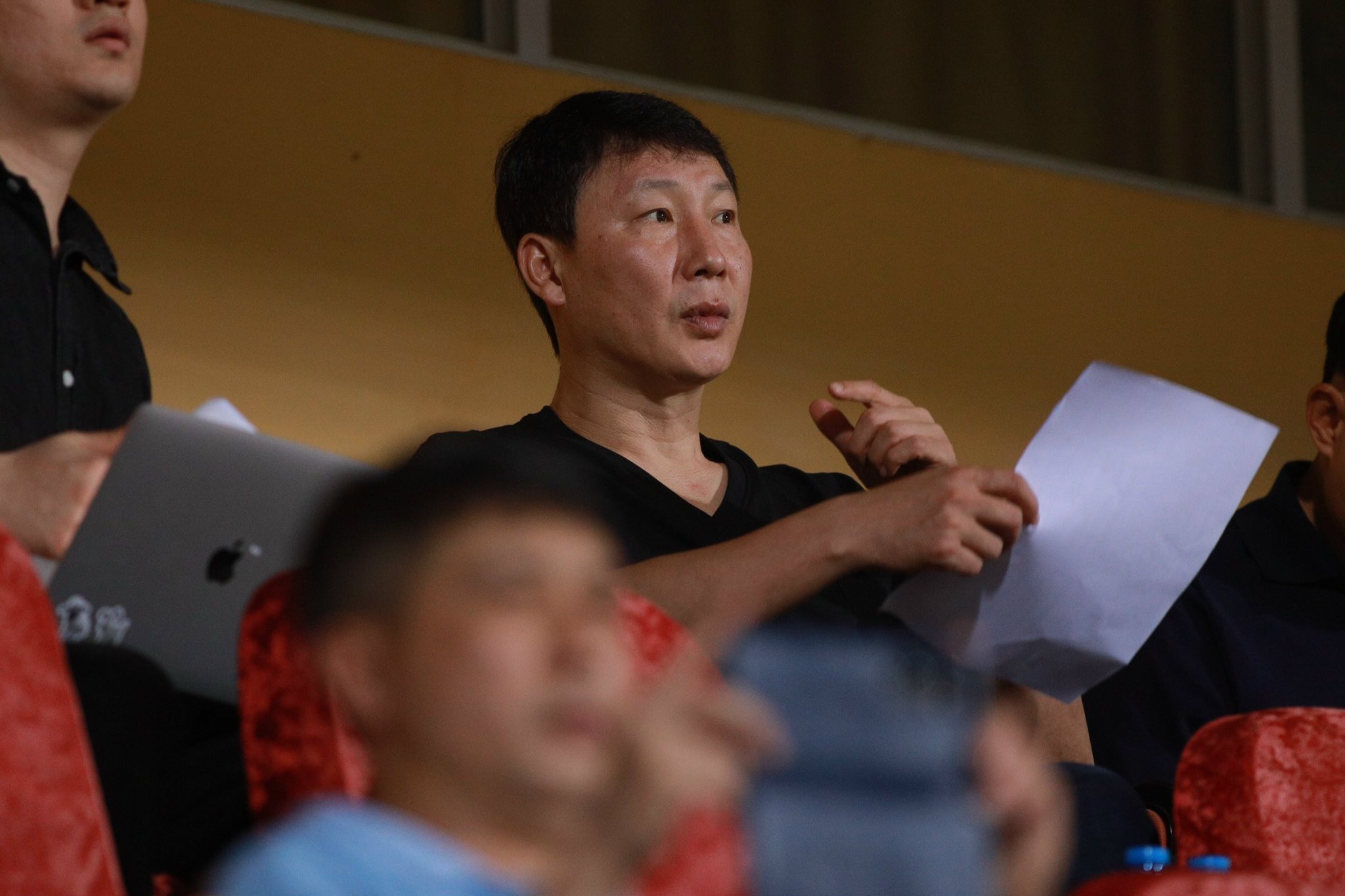 HLV Kim Sang-sik xuống sân bắt tay các cầu thủ Hà Nội FC và Thể Công Viettel- Ảnh 3.