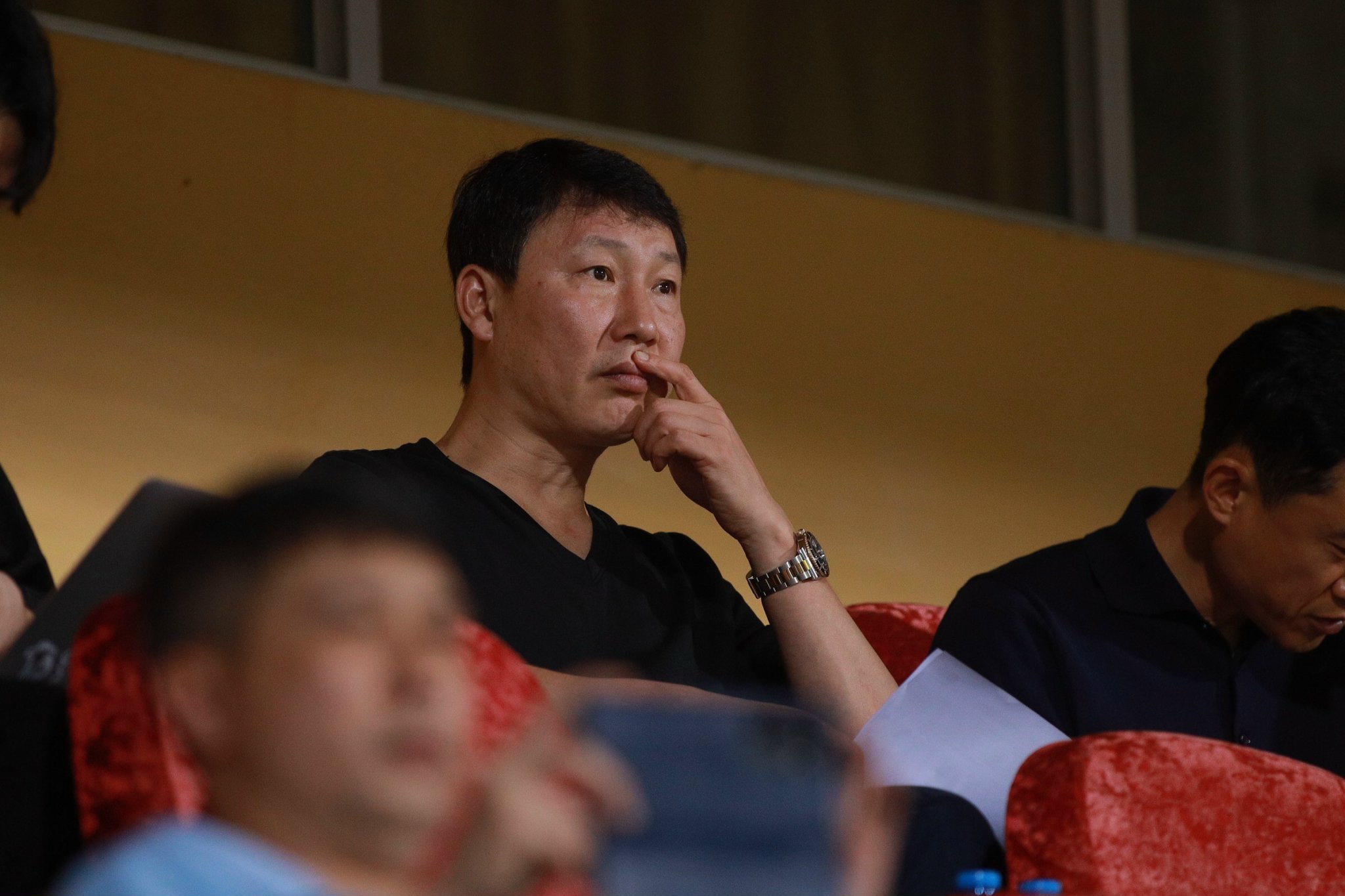 HLV Kim Sang-sik xuống sân bắt tay các cầu thủ Hà Nội FC và Thể Công Viettel- Ảnh 4.