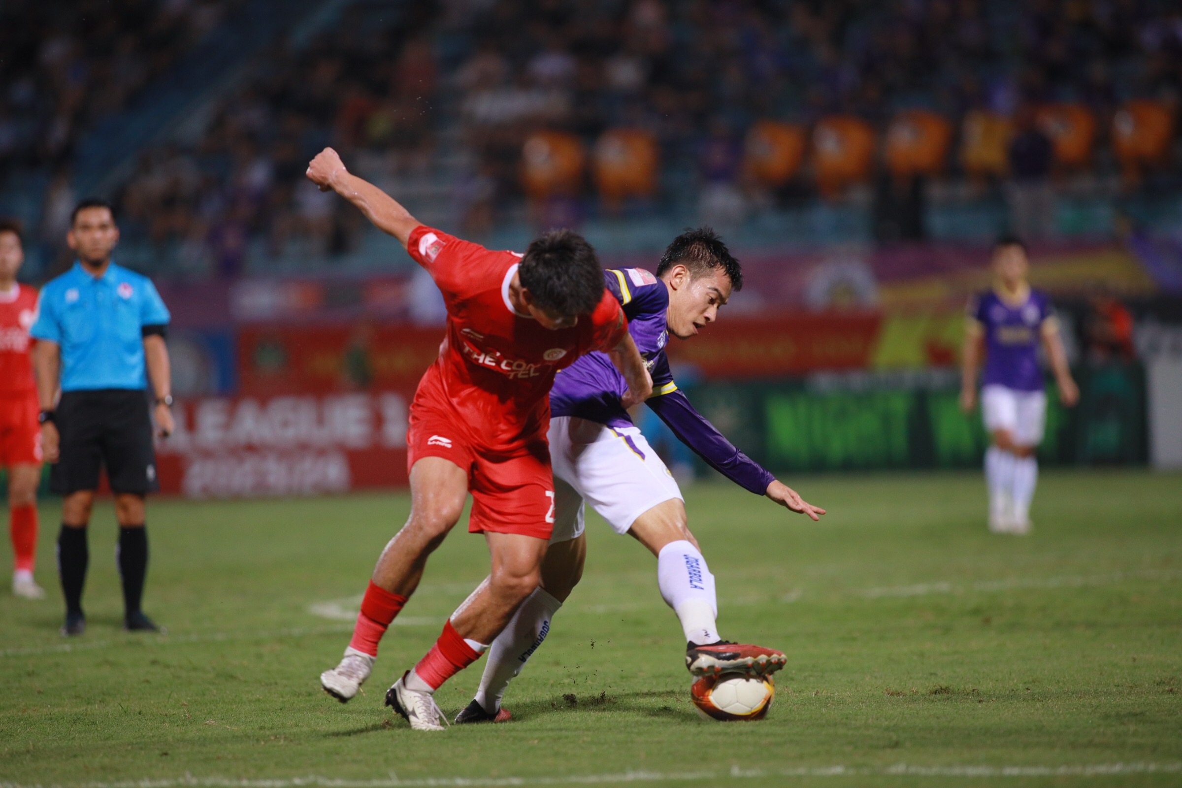 HLV Kim Sang-sik xuống sân bắt tay các cầu thủ Hà Nội FC và Thể Công Viettel- Ảnh 2.