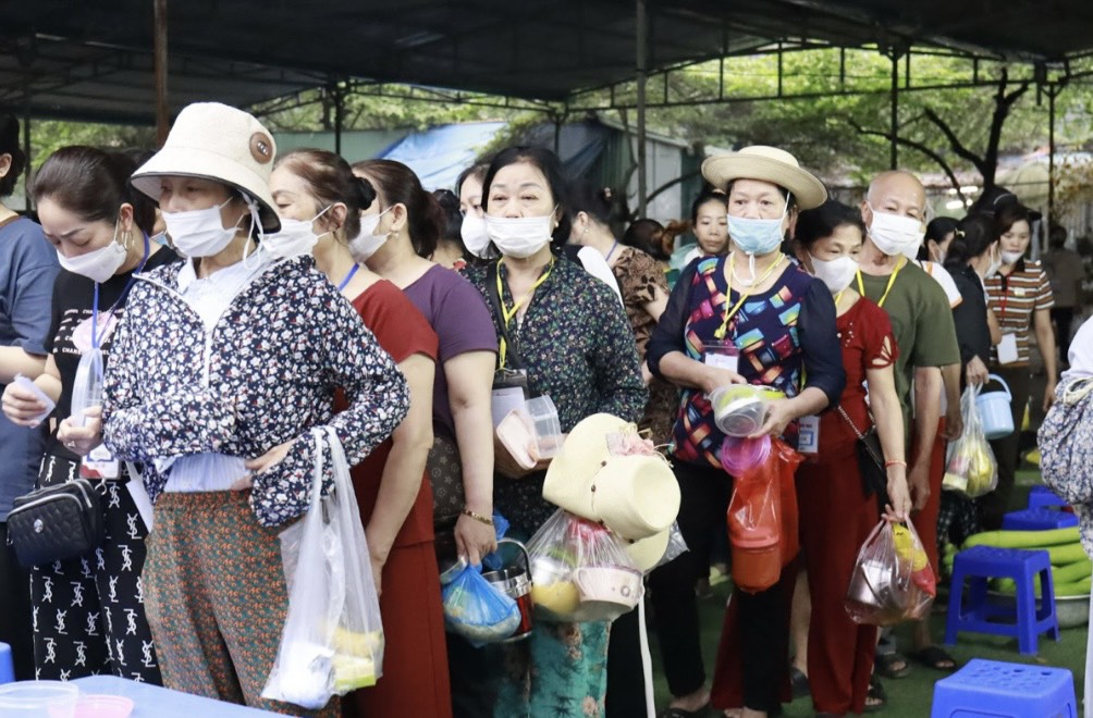 “Bữa Cơm Yêu Thương”: Nơi kết nối yêu thương giữa những người cùng khổ- Ảnh 1.