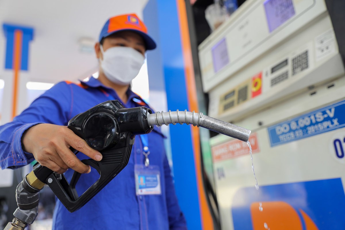 Giá xăng dầu giảm mạnh, RON 95 xuống còn hơn 23.540 đồng/lít- Ảnh 1.