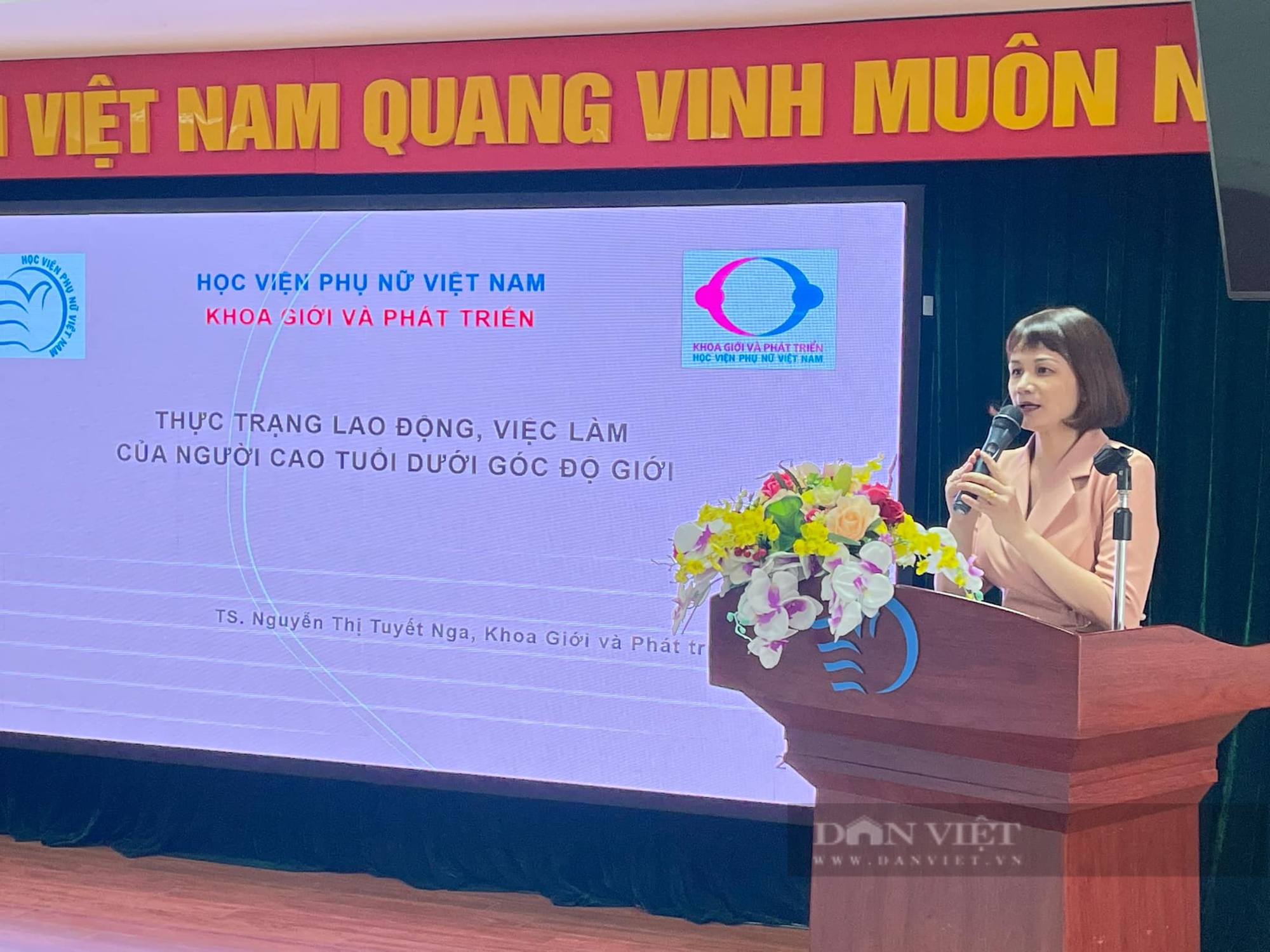 Bà Nguyễn Thị Tuyết Nga, Giảng viên Học viện Phụ nữ Việt Nam trình bày kết quả nghiên cứu về nhu cầu lao động của người cao tuổi hiện nay. Ảnh: T.H