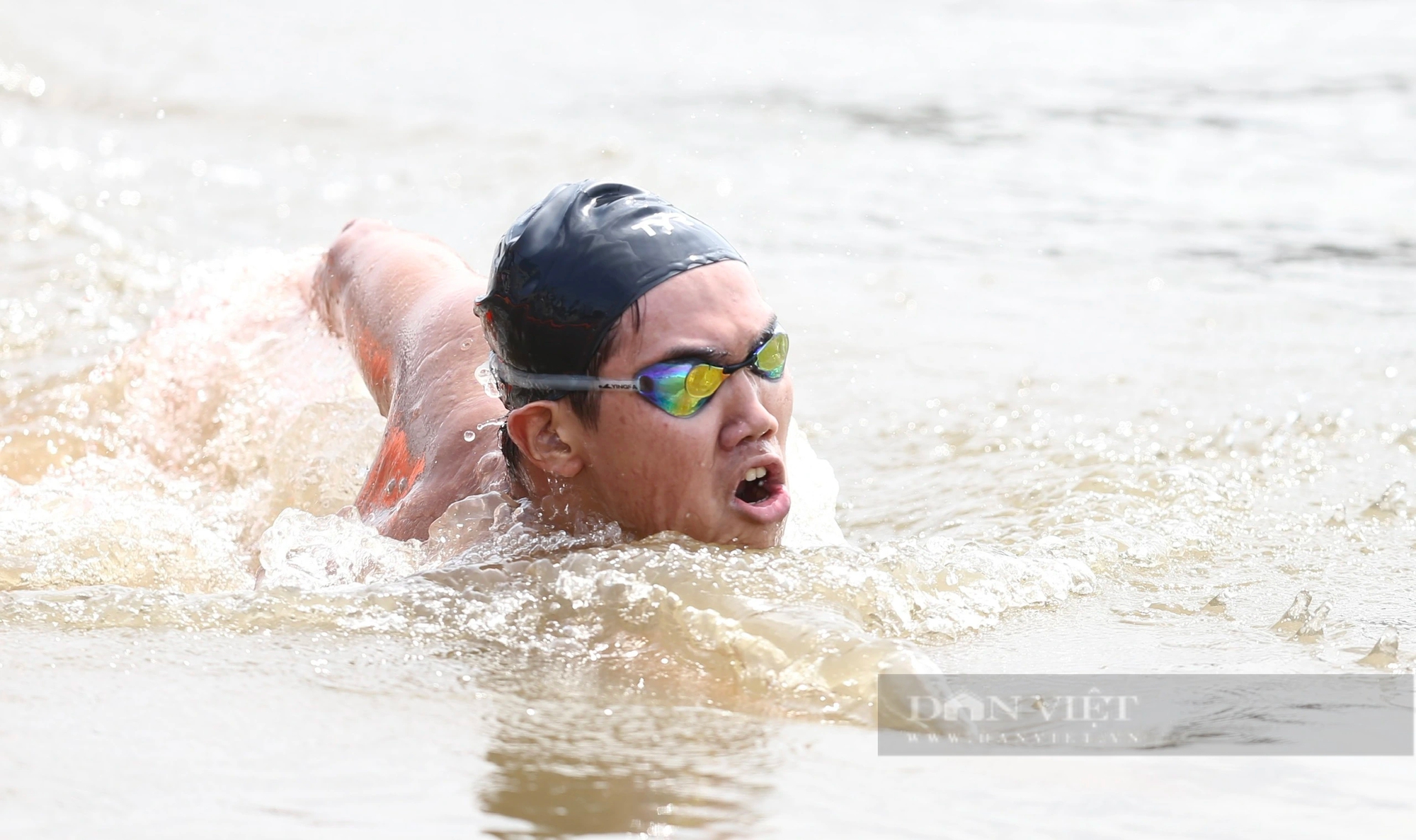 Người dân TP.HCM hứng thú khi lần đầu xem giải bơi vượt sông Sài Gòn- Ảnh 5.