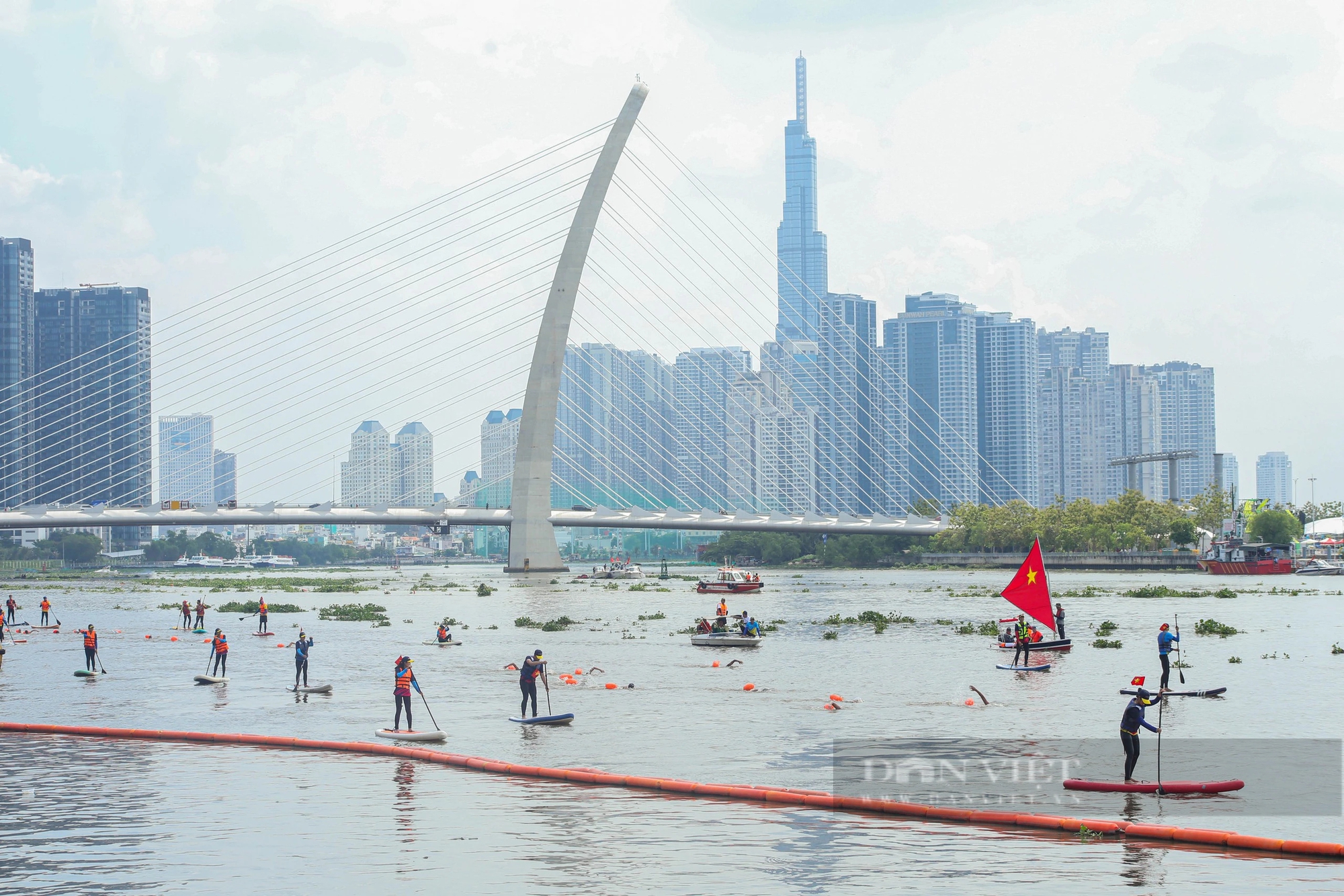 Người dân TP.HCM hứng thú khi lần đầu xem giải bơi vượt sông Sài Gòn- Ảnh 8.