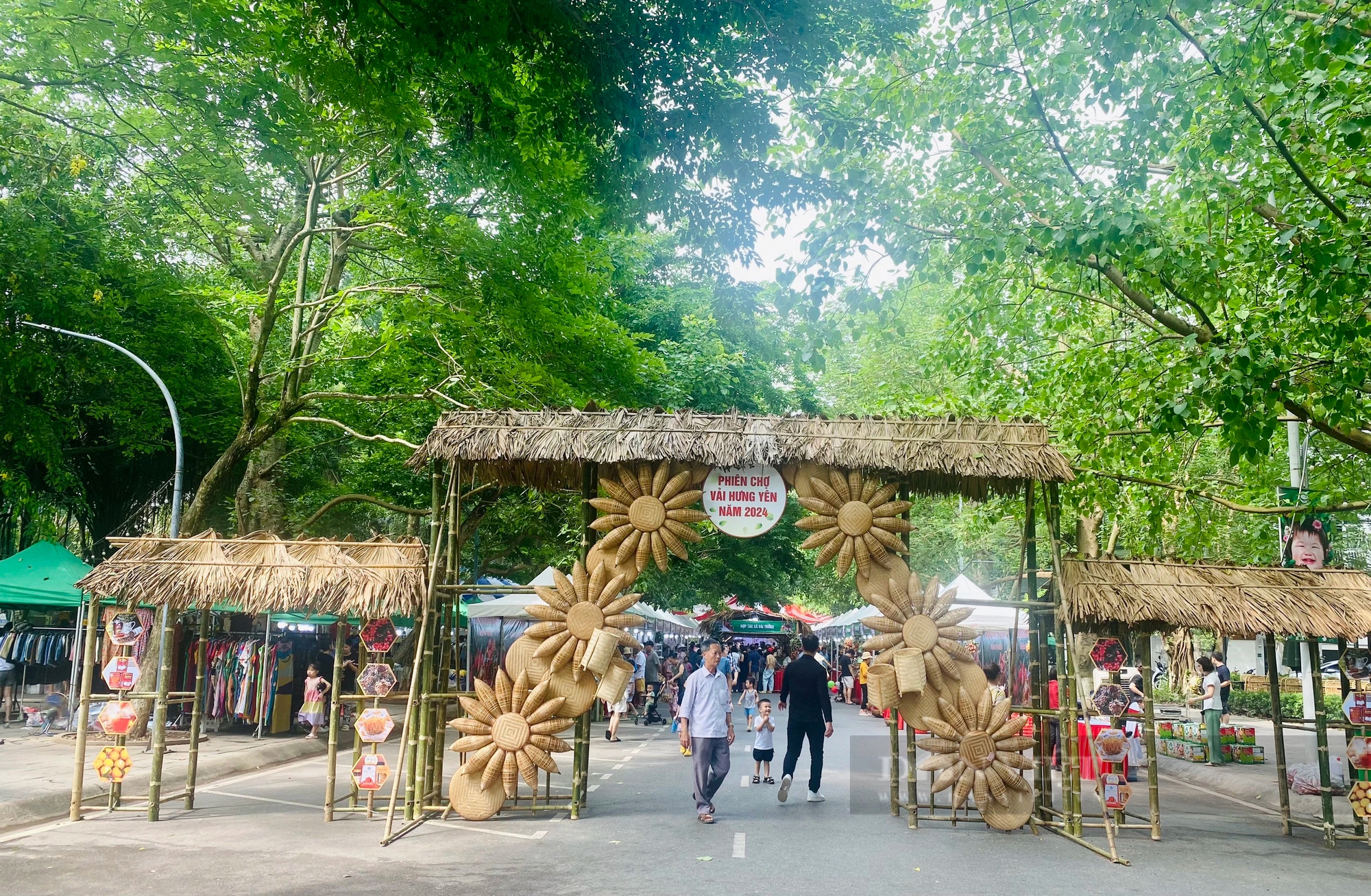 Một phiên chợ đang diễn ra tại khu đô thị Ecopark, bán thứ quả đặc sản chỉ có ở Hưng Yên, giá 220.000 đồng/kg- Ảnh 1.