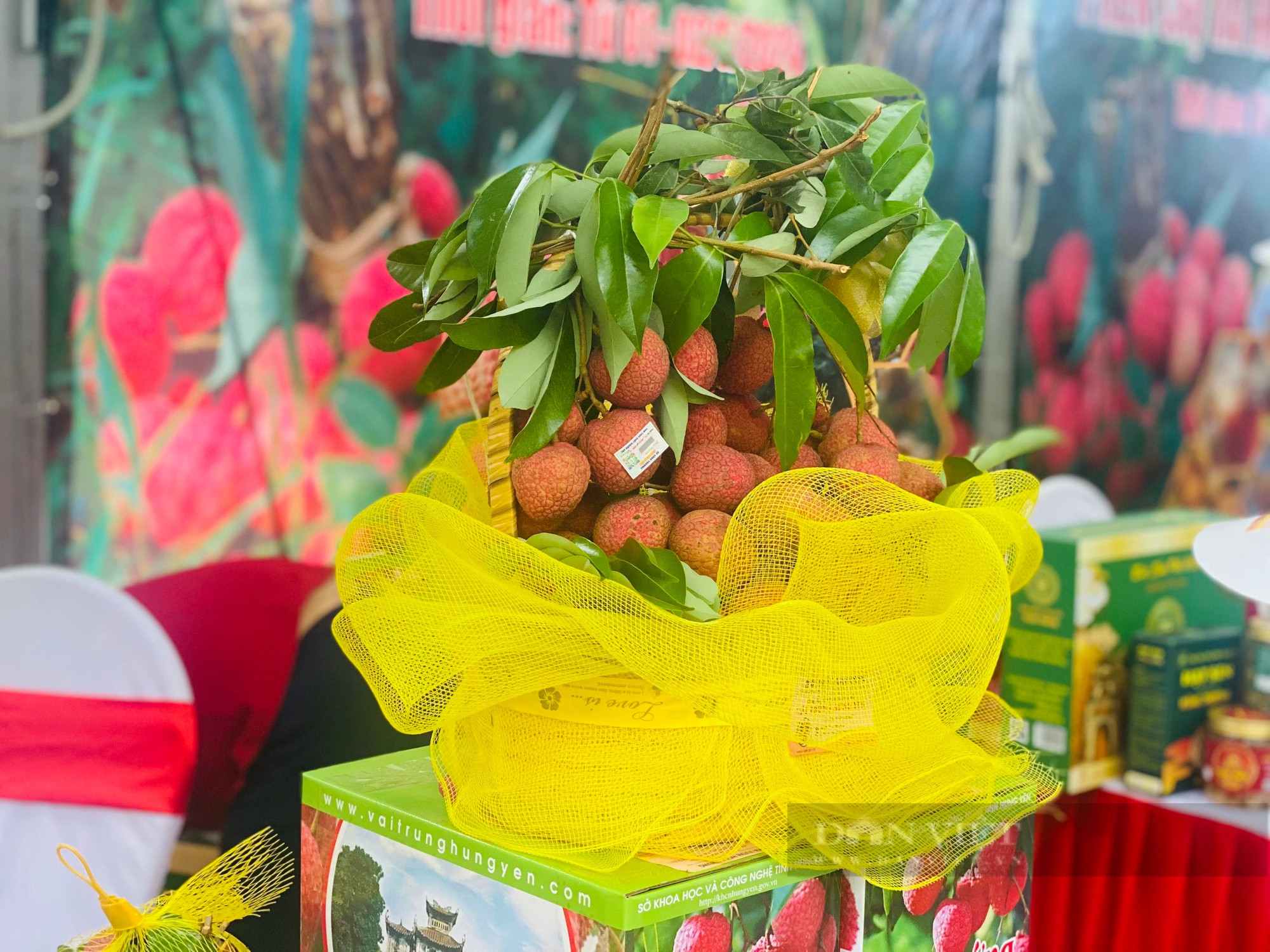 Một phiên chợ đang diễn ra tại khu đô thị Ecopark, bán thứ quả đặc sản chỉ có ở Hưng Yên, giá 220.000 đồng/kg- Ảnh 3.