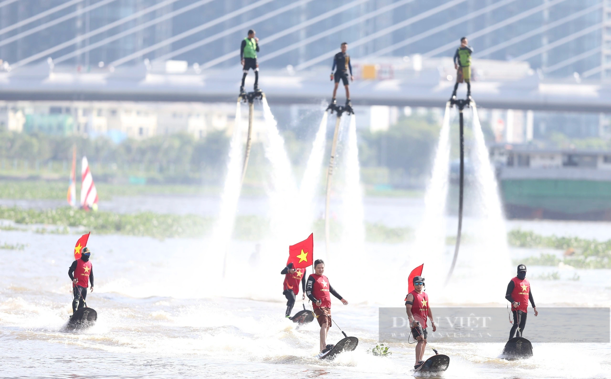 Người dân Sài Gòn đội nắng xem biểu diễn thể thao đẹp mắt trên sông nước- Ảnh 5.