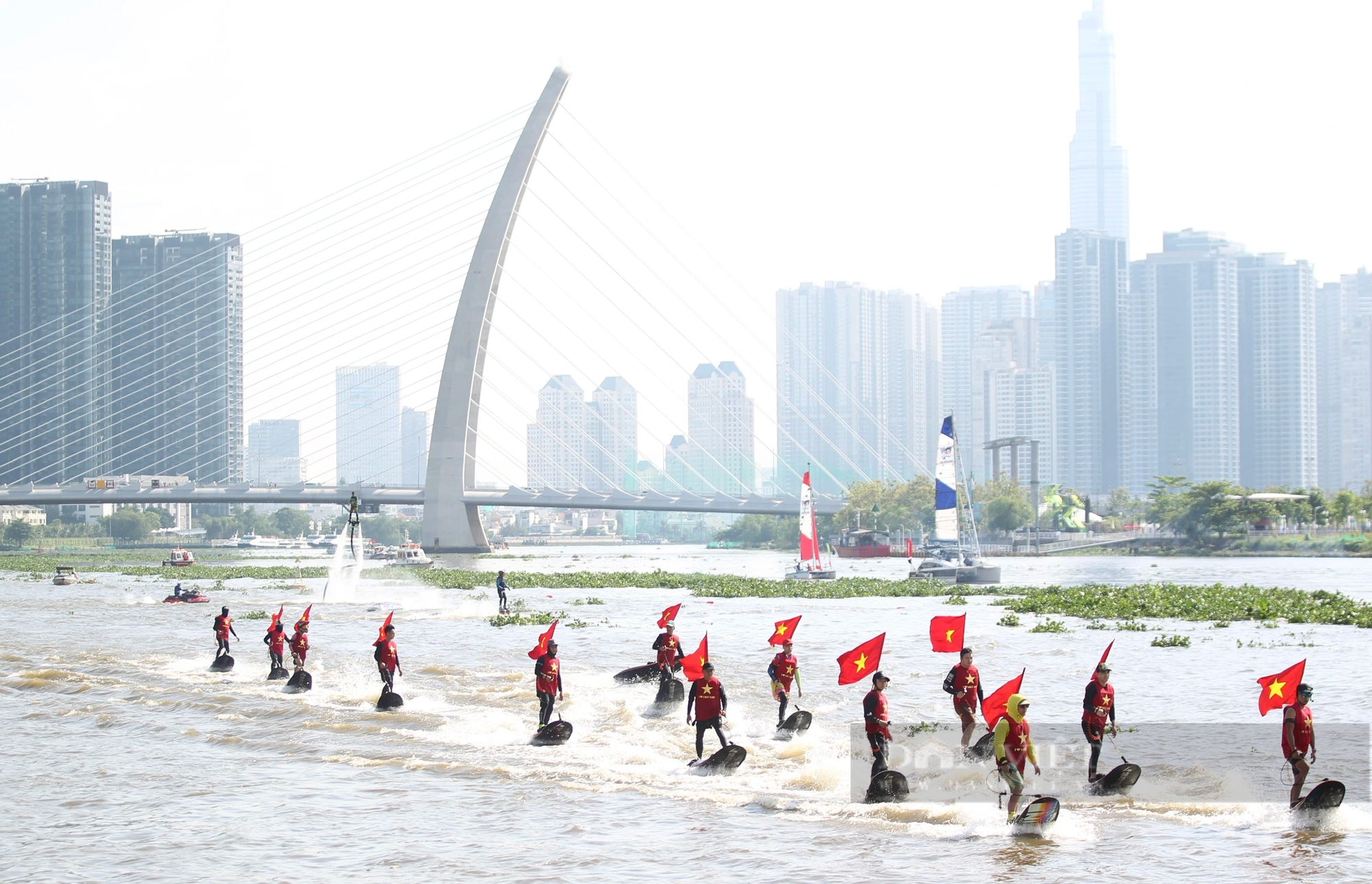 Người dân Sài Gòn đội nắng xem biểu diễn thể thao đẹp mắt trên sông nước- Ảnh 6.