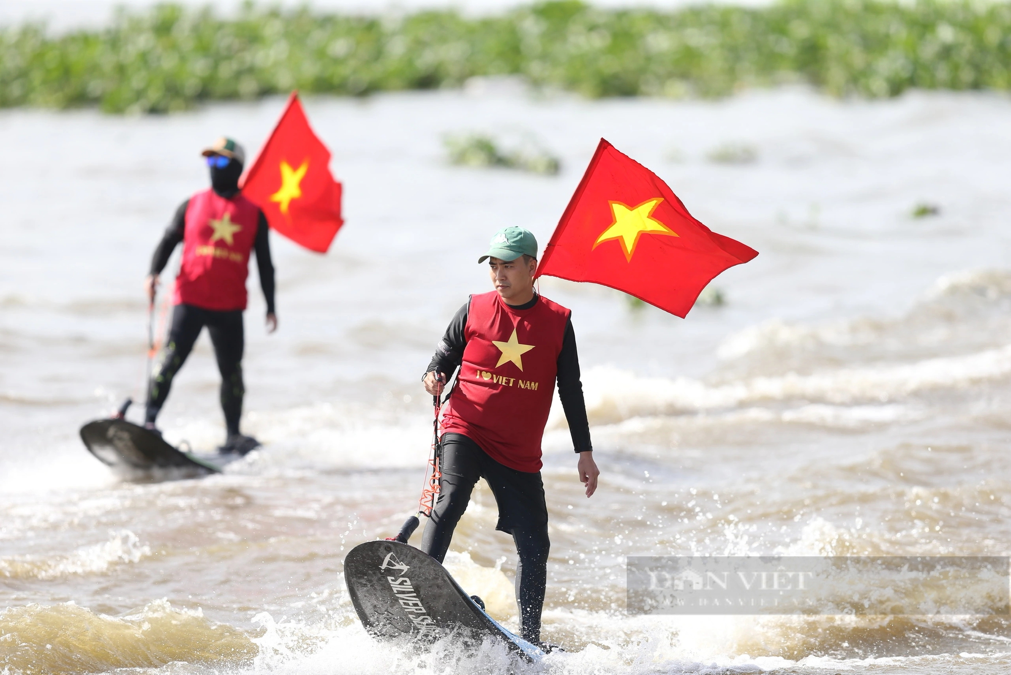 Người dân Sài Gòn đội nắng xem biểu diễn thể thao đẹp mắt trên sông nước- Ảnh 7.