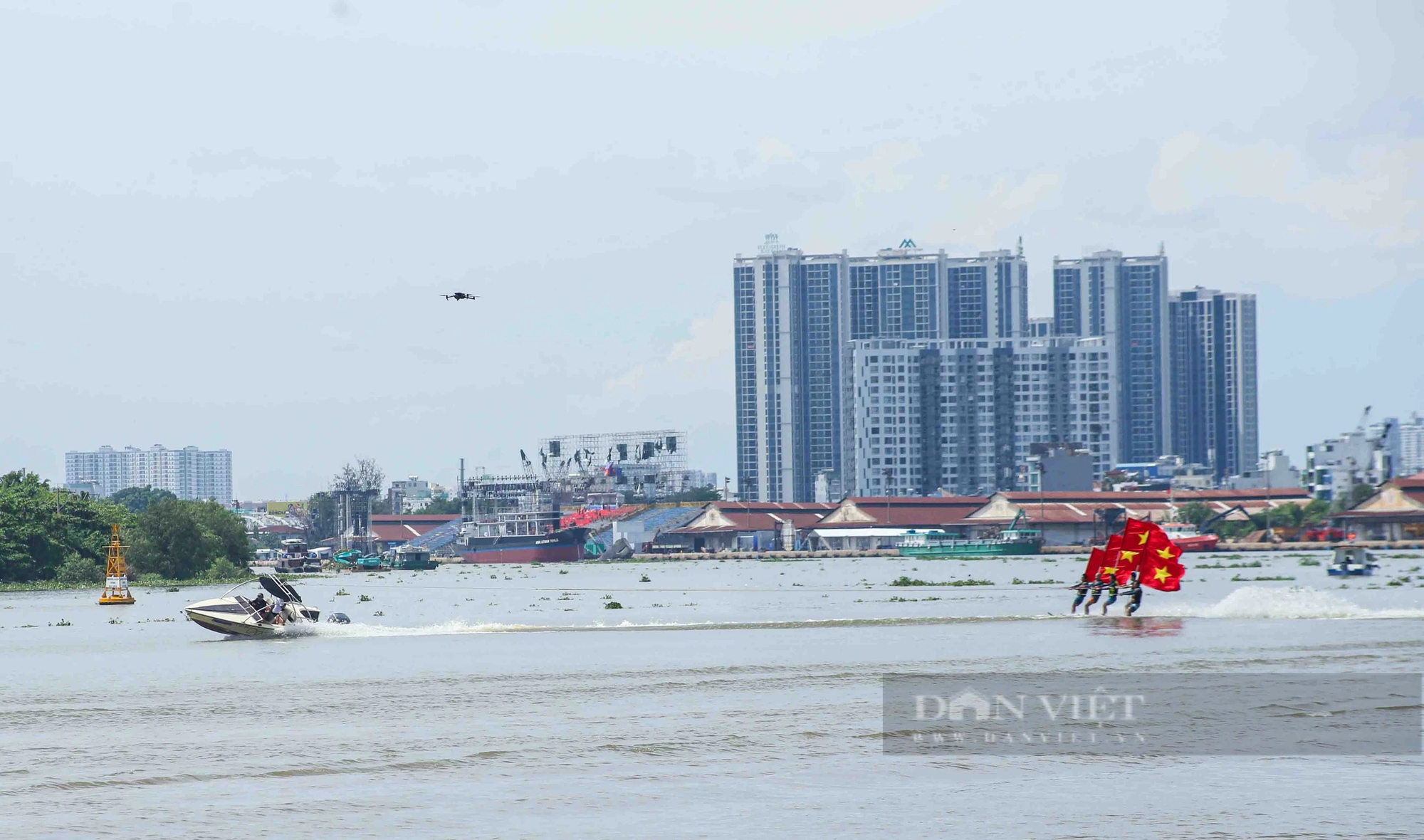Người dân Sài Gòn đội nắng xem biểu diễn thể thao đẹp mắt trên sông nước- Ảnh 8.