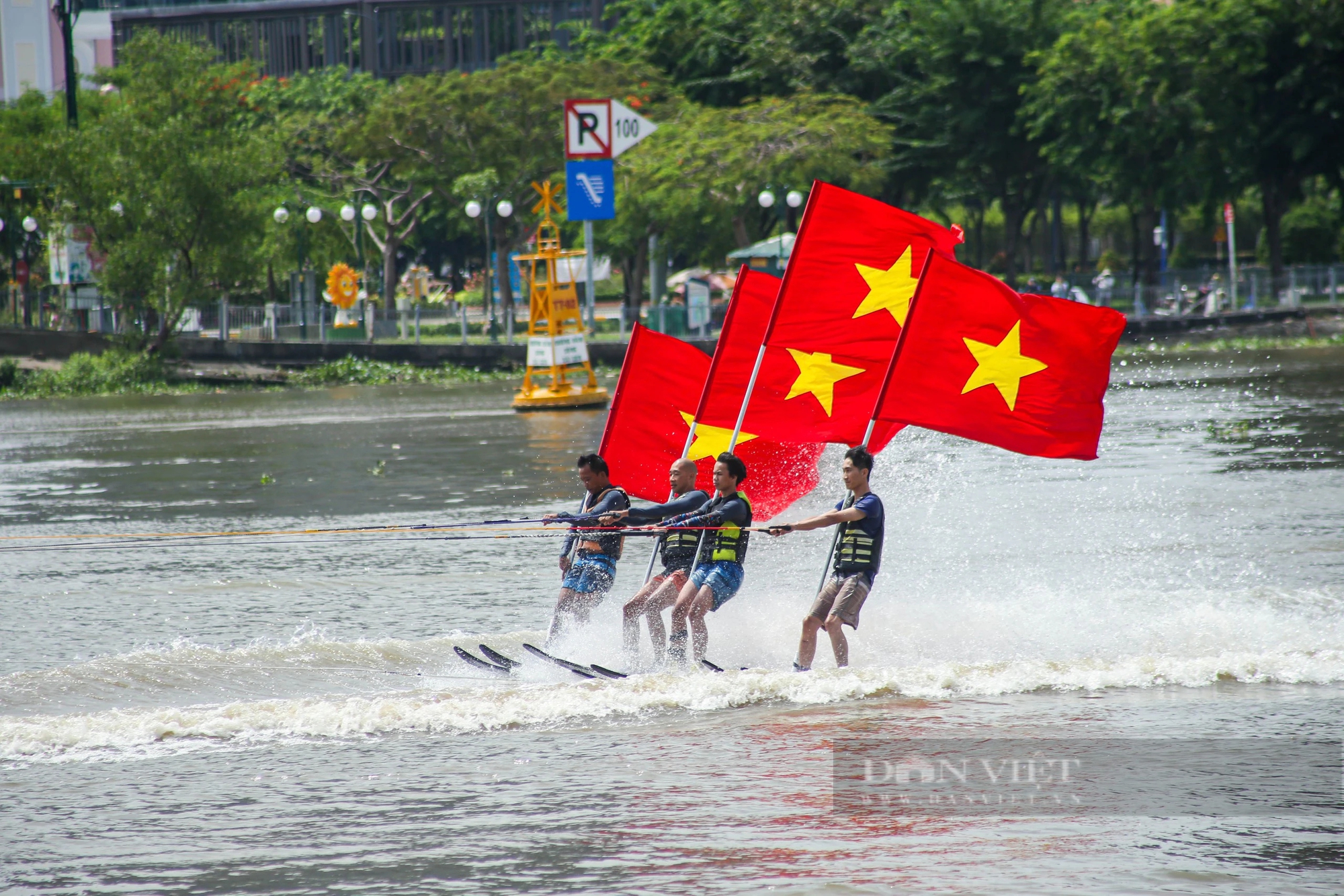 Người dân Sài Gòn đội nắng xem biểu diễn thể thao đẹp mắt trên sông nước- Ảnh 9.
