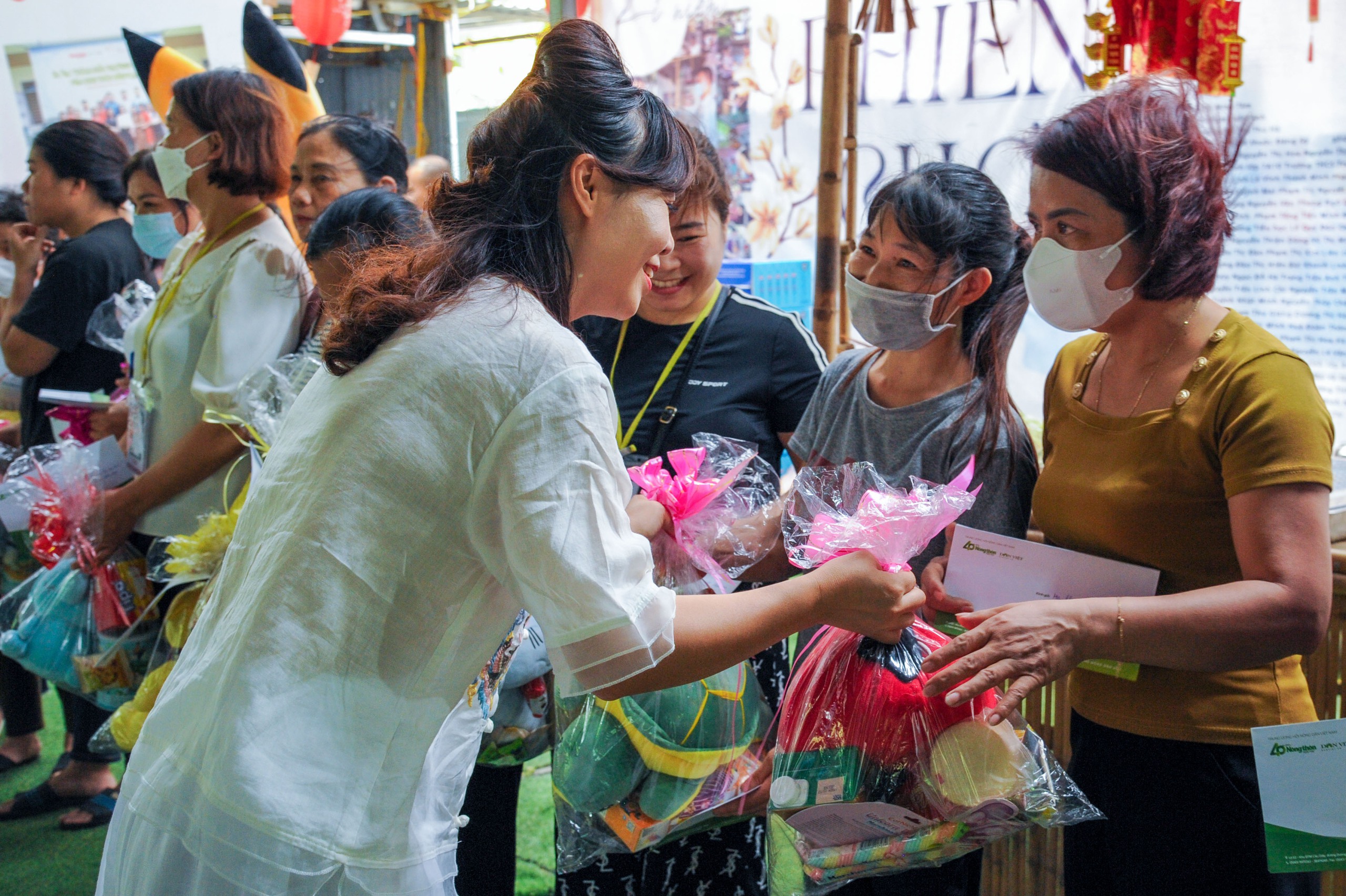 “Trao gấu bông - Đổi nụ cười" tại Phiên Chợ Trái Tim: Tặng 500 suất quà đến tận tay bệnh nhi- Ảnh 28.