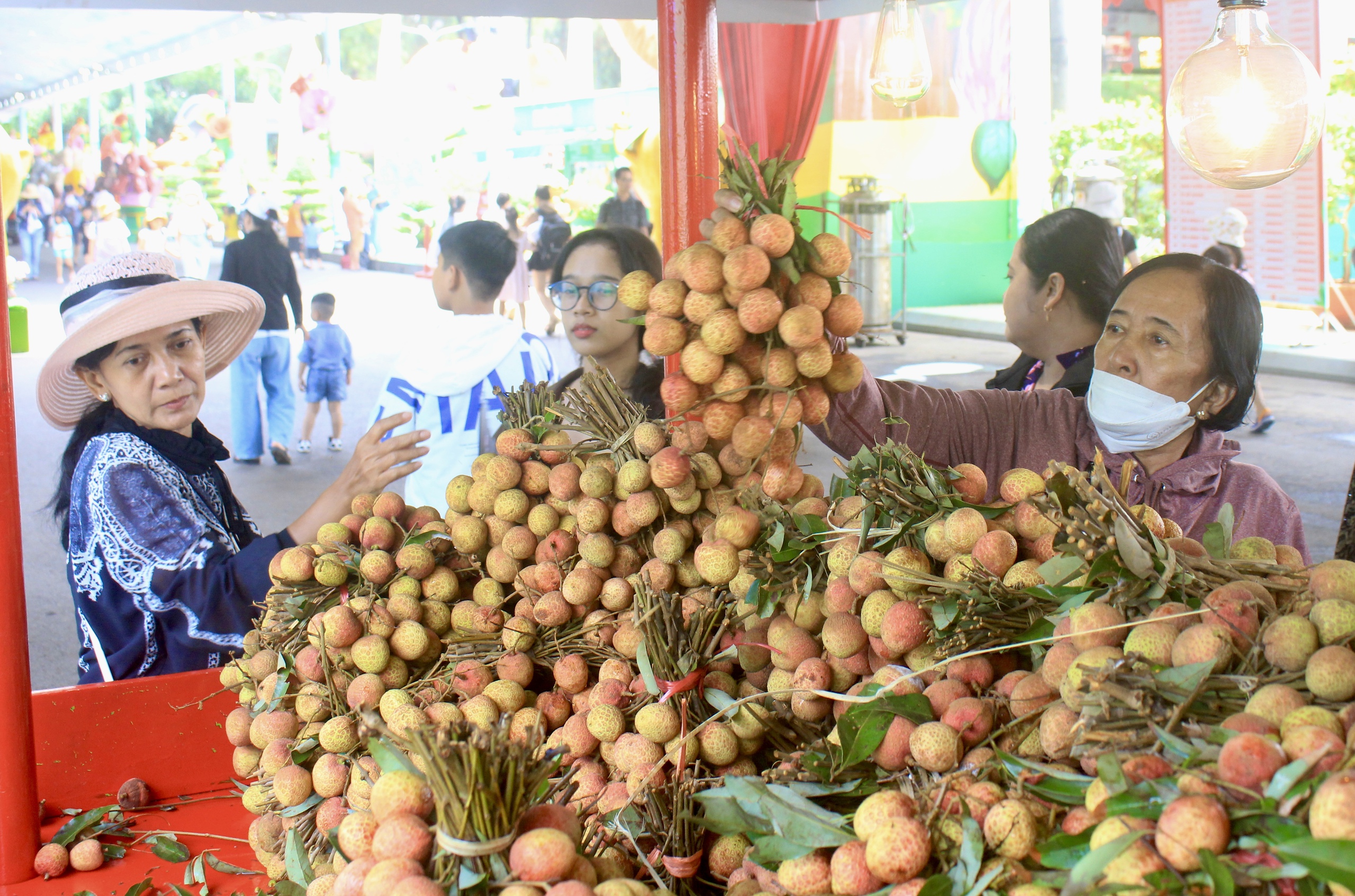 Thỏa sức thưởng thức trái cây đặc sản giá hấp dẫn tại Lễ hội Trái cây Nam bộ lớn nhất TP.HCM- Ảnh 1.