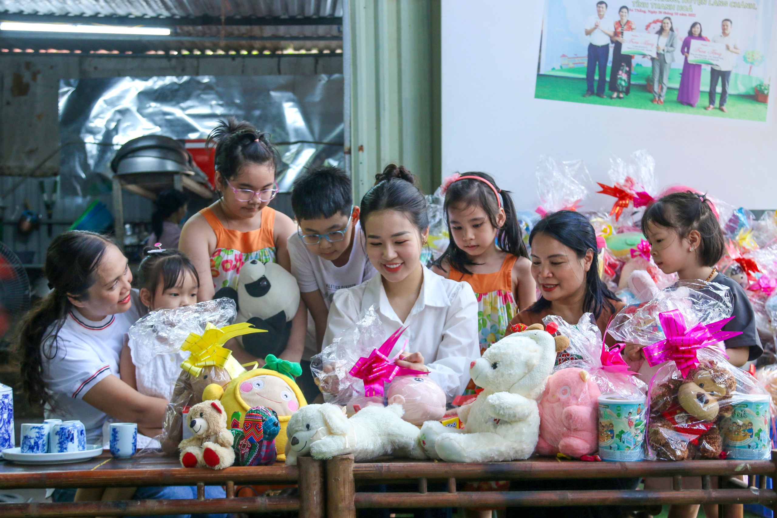 “Trao gấu bông - Đổi nụ cười" tại Phiên Chợ Trái Tim: Tặng 500 suất quà đến tận tay bệnh nhi- Ảnh 8.