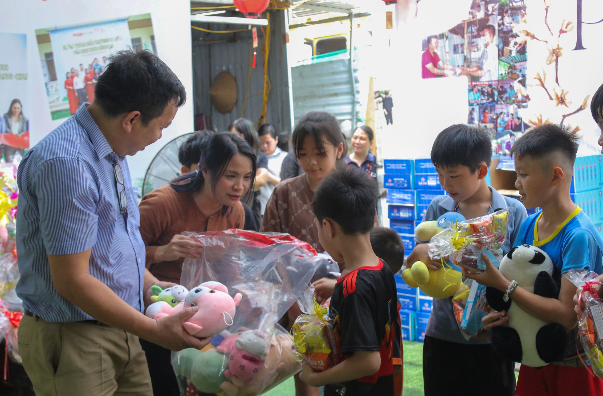 “Trao gấu bông - Đổi nụ cười" tại Phiên Chợ Trái Tim: Tặng 500 suất quà đến tận tay bệnh nhi- Ảnh 29.