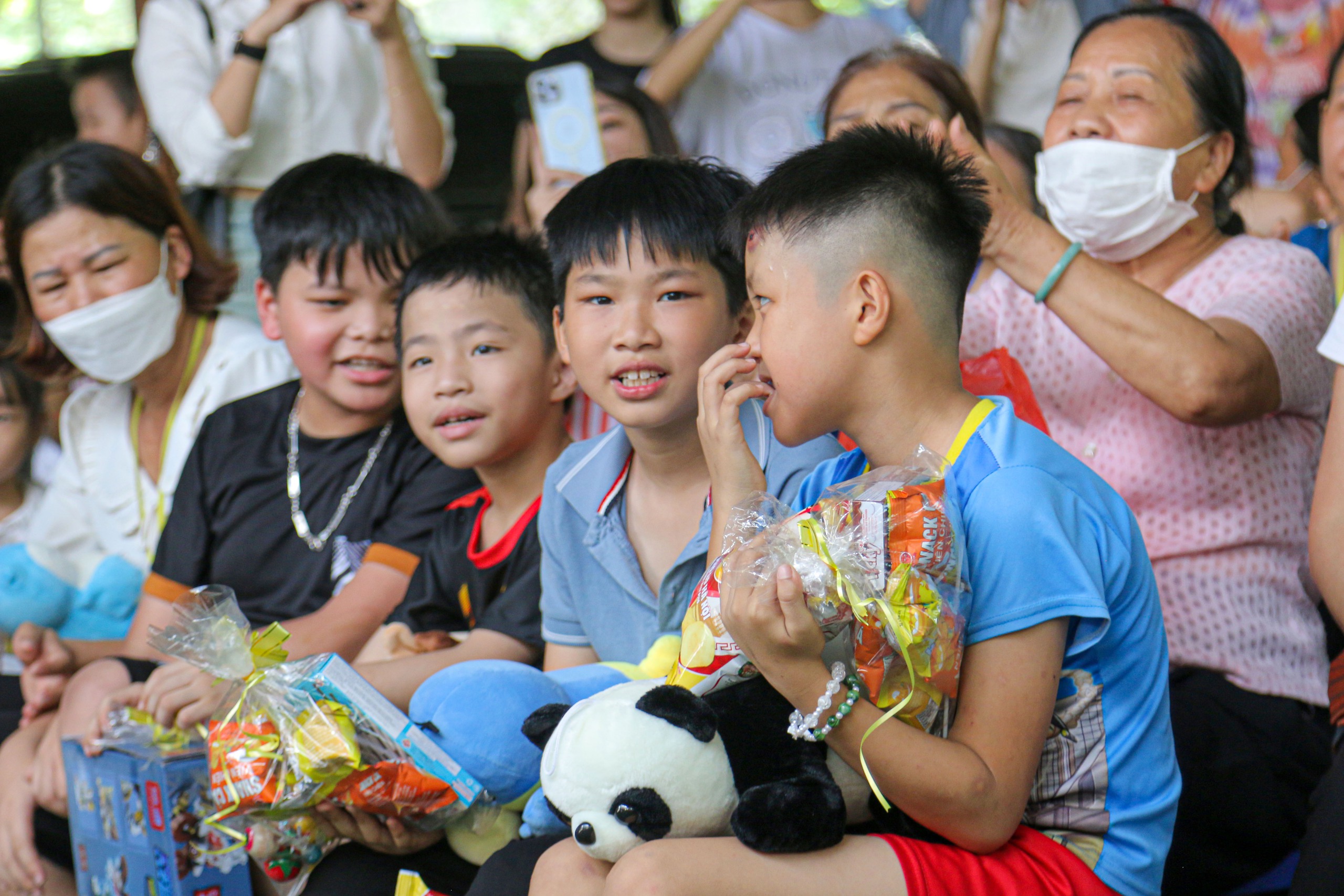 “Trao gấu bông - Đổi nụ cười" tại Phiên Chợ Trái Tim: Tặng 500 suất quà đến tận tay bệnh nhi- Ảnh 9.