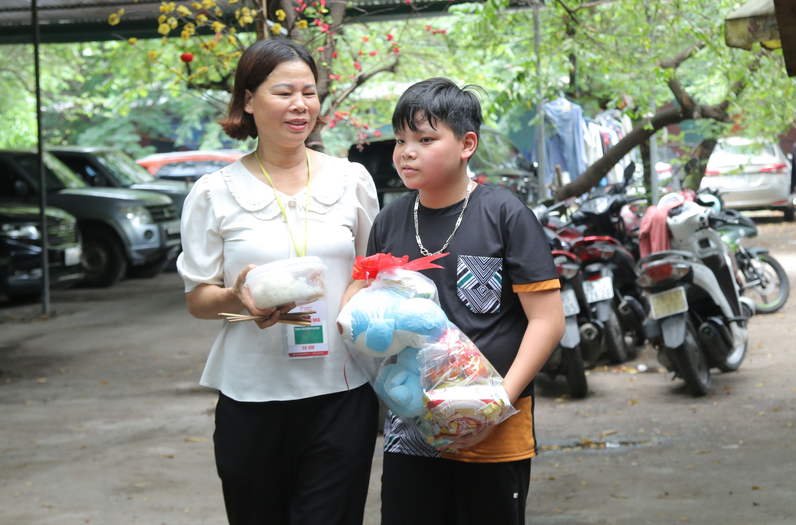 “Trao gấu bông - Đổi nụ cười" tại Phiên Chợ Trái Tim: Tặng 500 suất quà đến tận tay bệnh nhi- Ảnh 2.