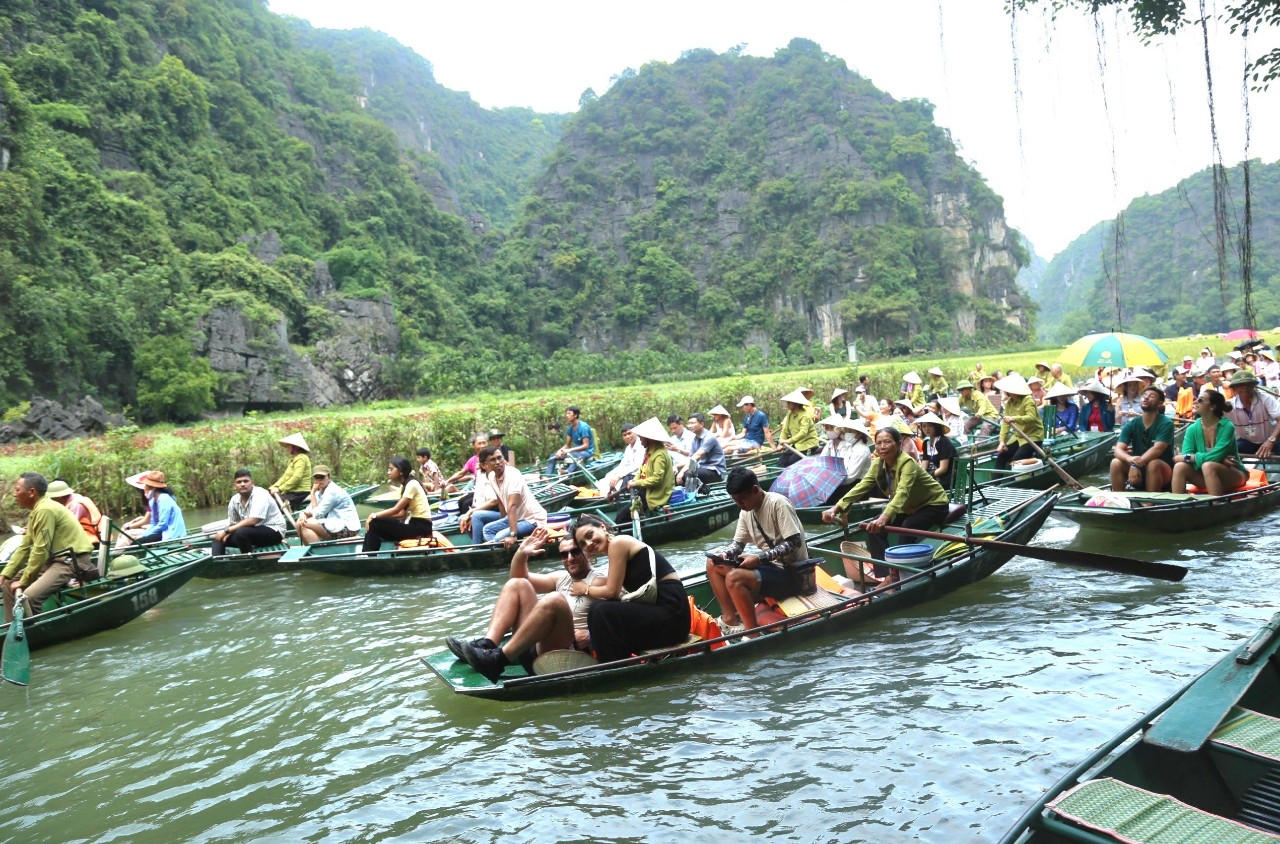 Hàng nghìn người dân, du khách tham dự Tuần Du lịch Ninh Bình 2024- Ảnh 2.