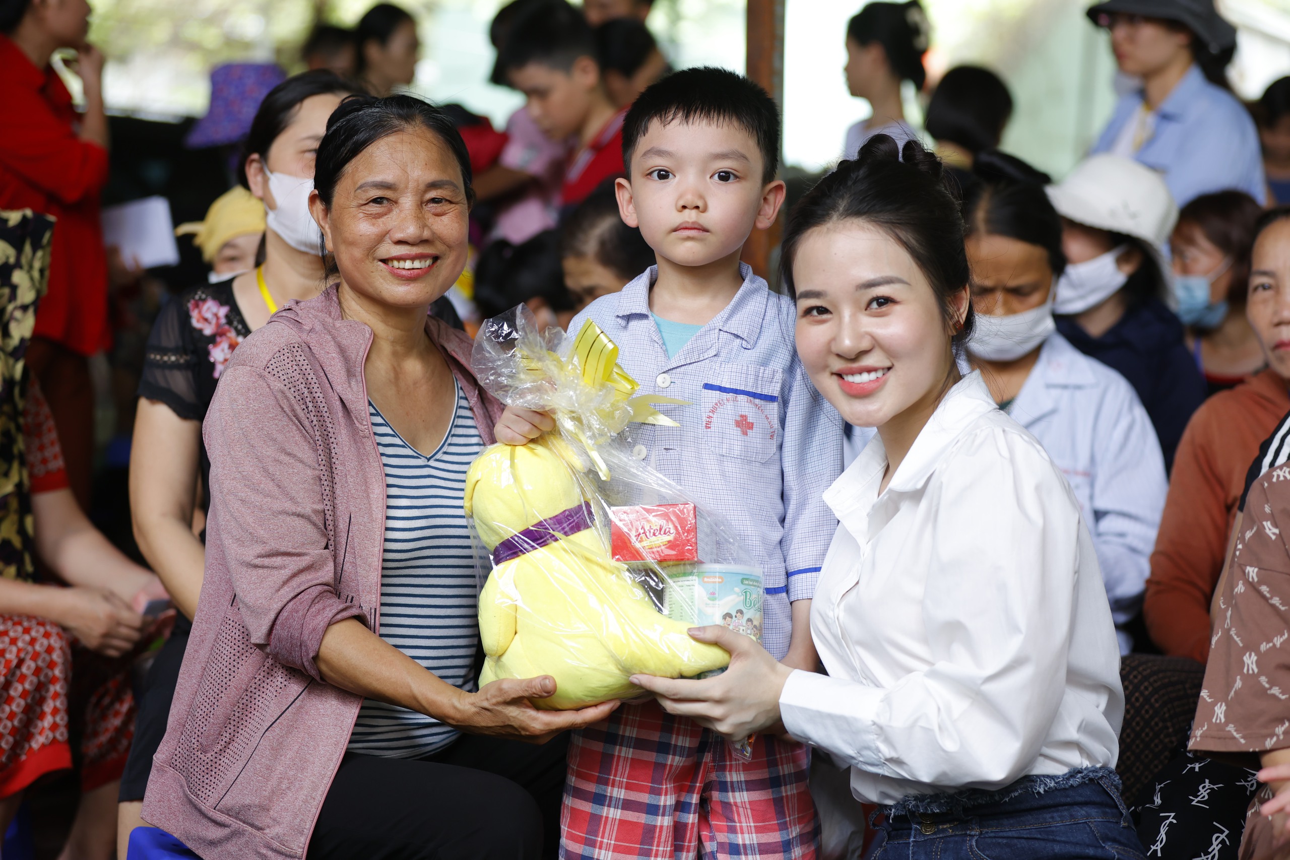 “Trao gấu bông - Đổi nụ cười" tại Phiên Chợ Trái Tim: Tặng 500 suất quà đến tận tay bệnh nhi- Ảnh 31.