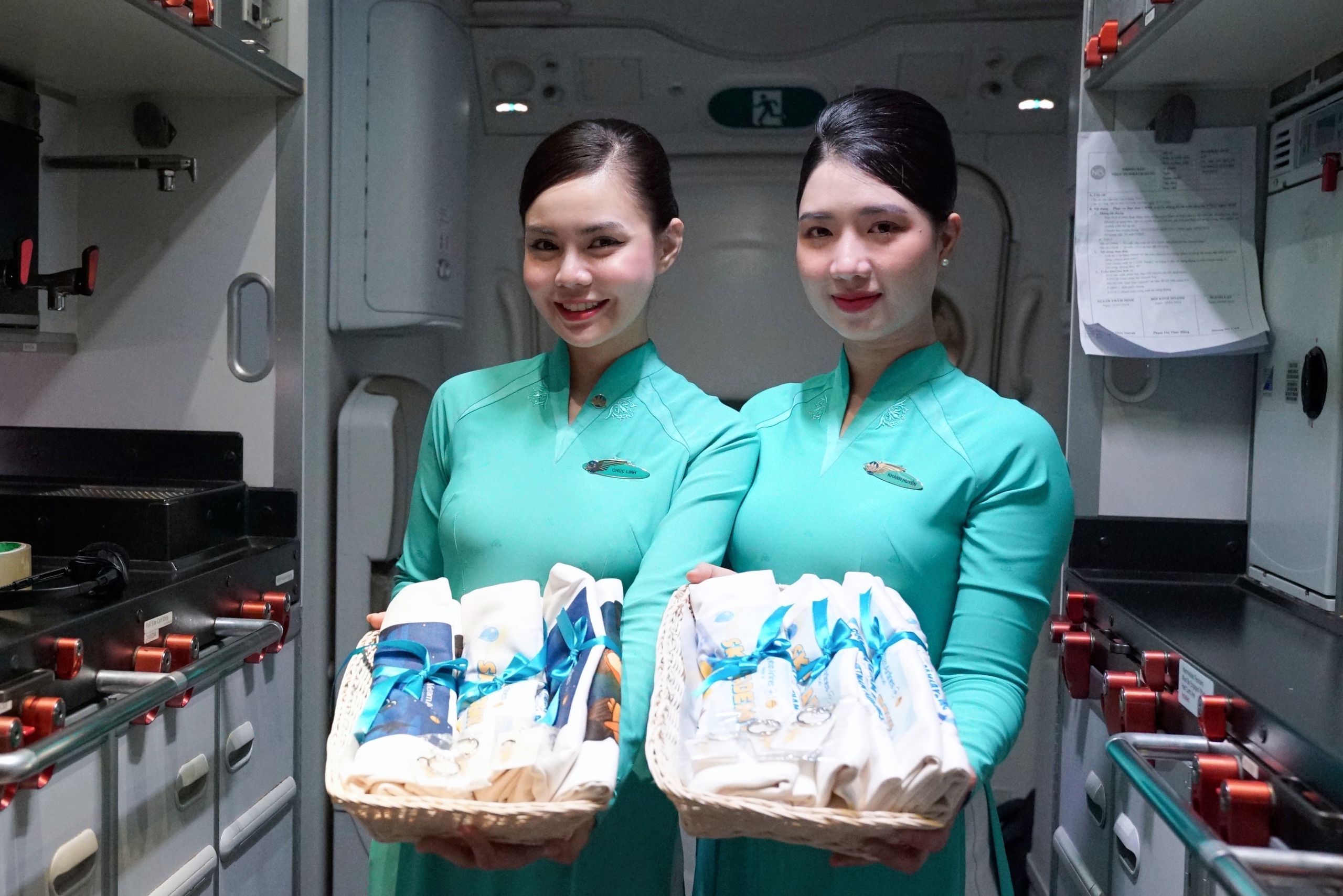 Hành khách nhí thích thú với quà 1/6 độc đáo của Vietnam Airlines- Ảnh 1.