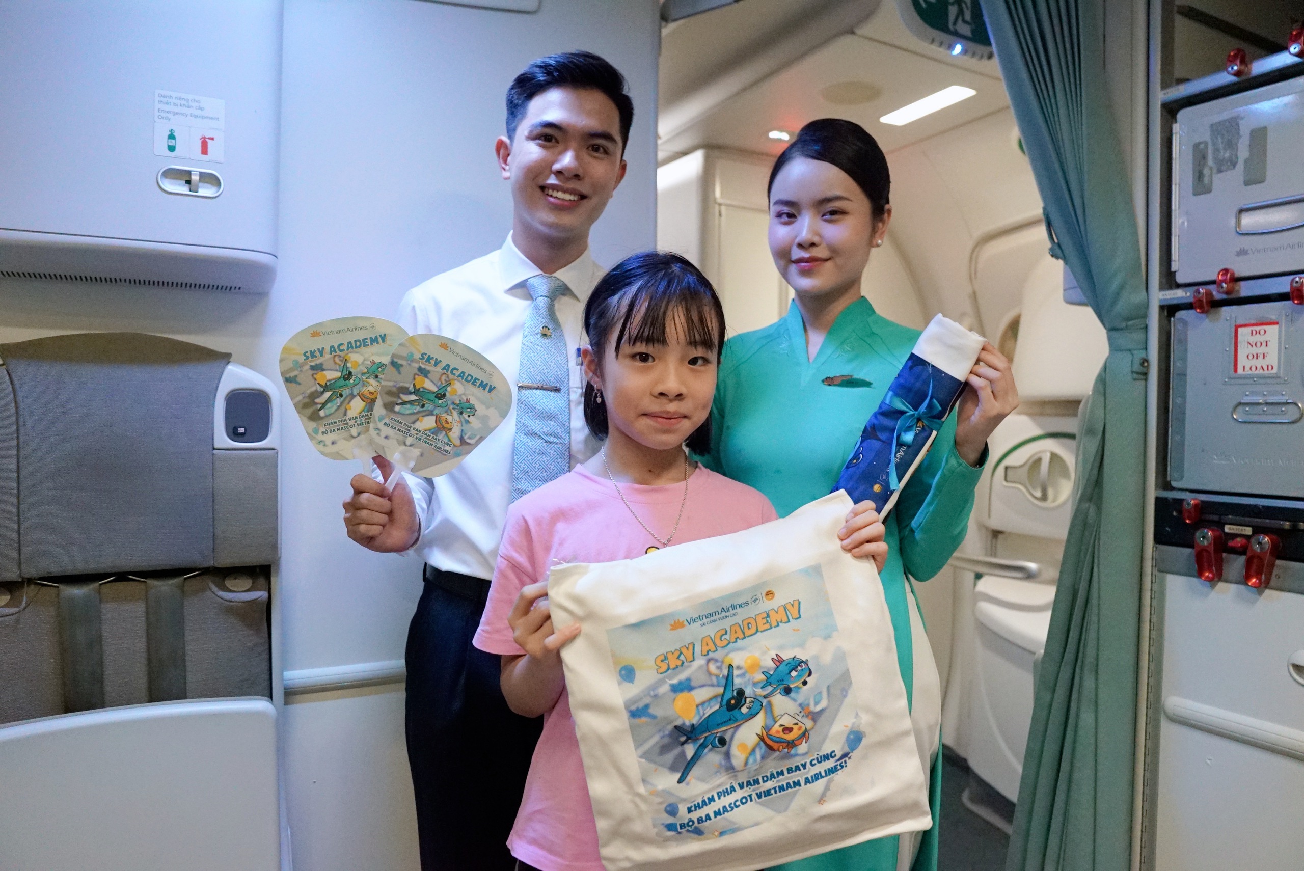 Hành khách nhí thích thú với quà 1/6 độc đáo của Vietnam Airlines- Ảnh 4.