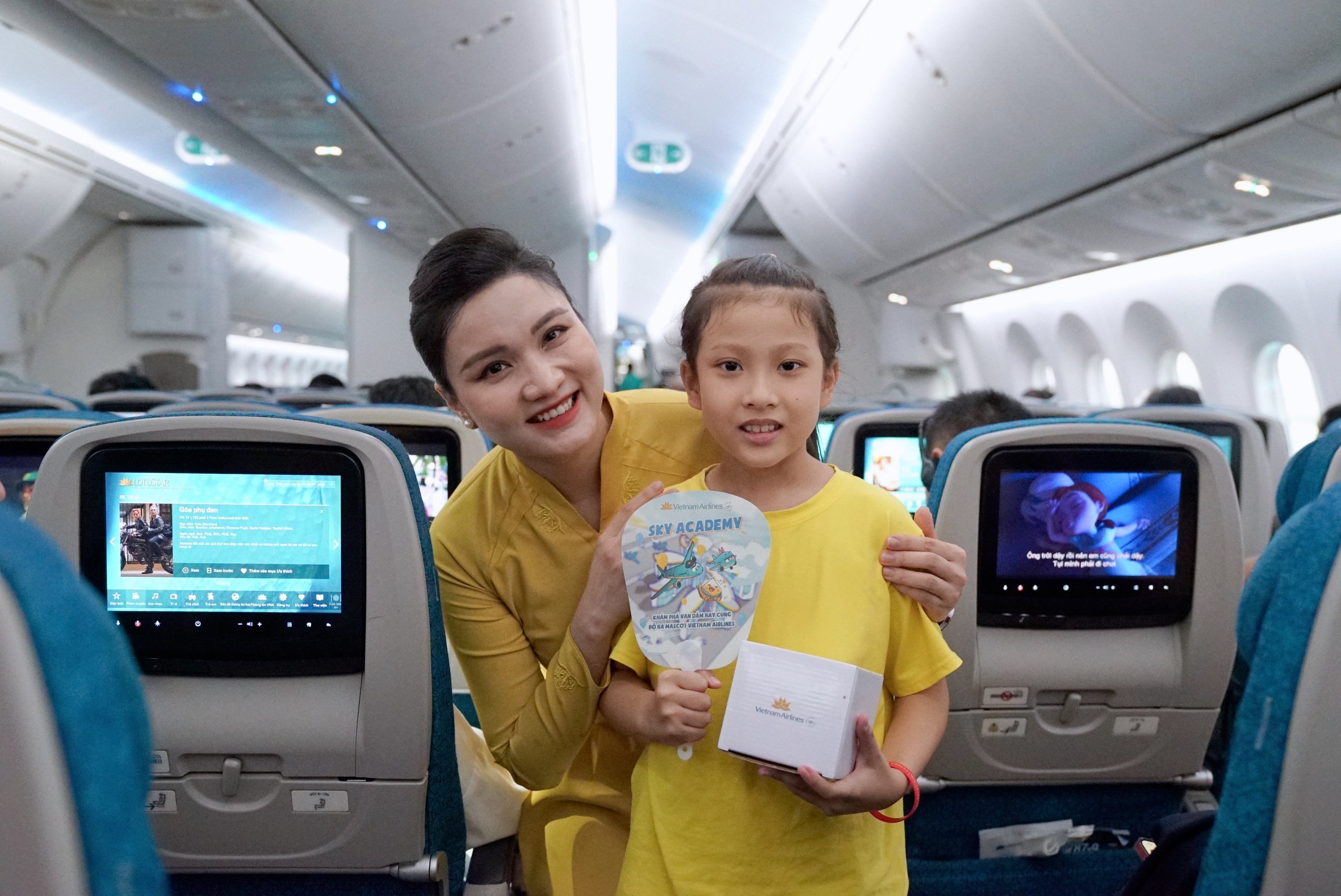Hành khách nhí thích thú với quà 1/6 độc đáo của Vietnam Airlines- Ảnh 5.