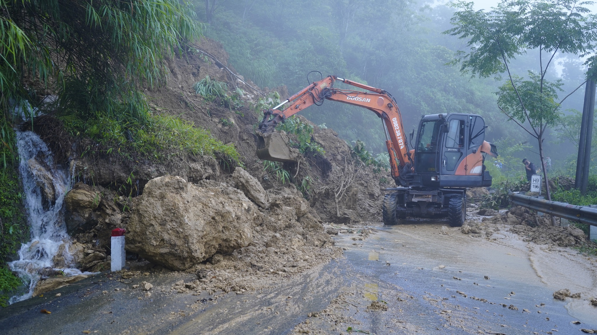 Mưa lớn kéo dài tại Lào Cai gây sạt lở nhiều tuyến đường giao thông- Ảnh 3.