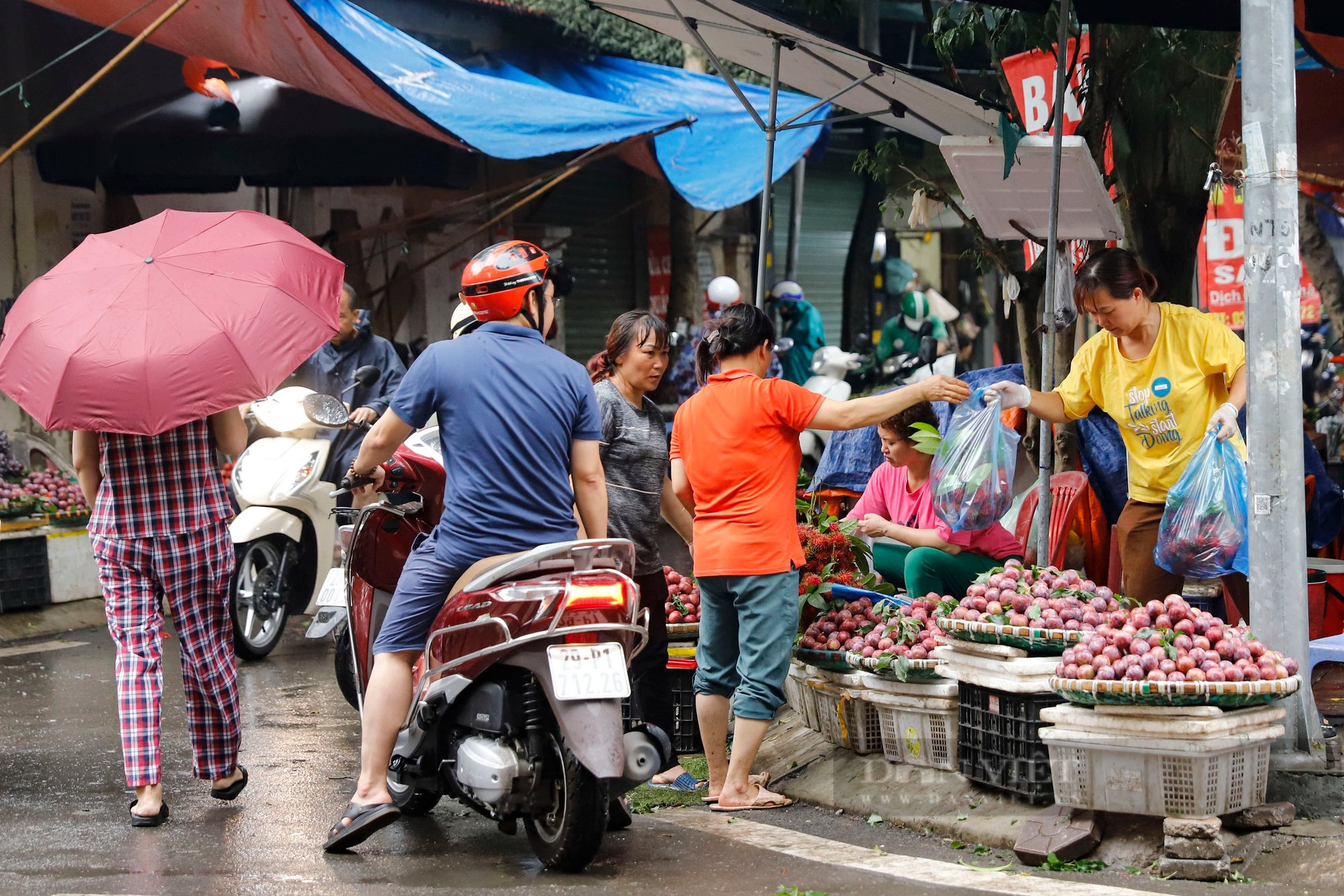 Hàng loạt tiểu thương ở Hà Nội chuyển sang bán đồ "giết sâu bọ" ngày Tết Đoan Ngọ- Ảnh 1.