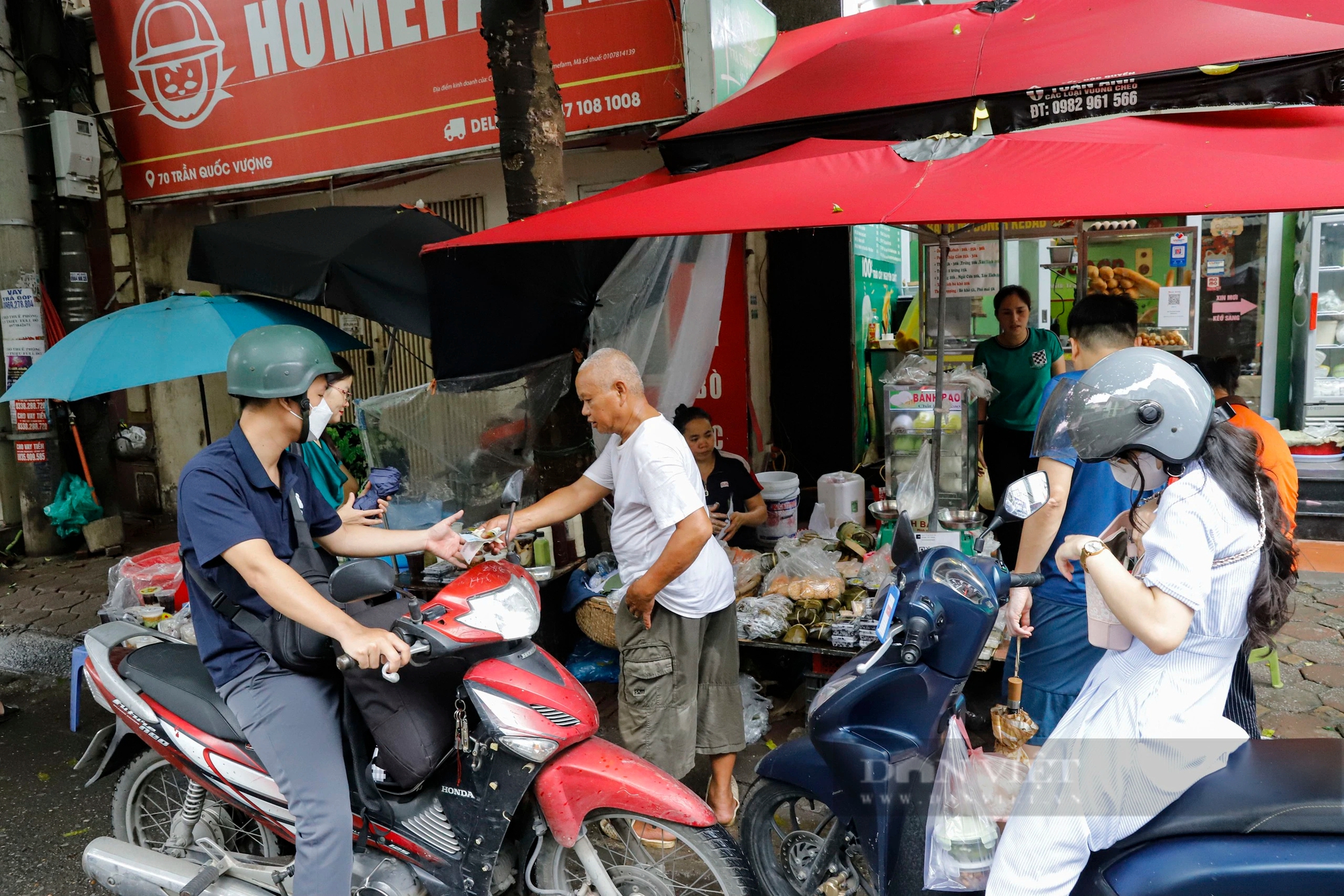 Hàng loạt tiểu thương ở Hà Nội chuyển sang bán đồ "giết sâu bọ" ngày Tết Đoan Ngọ- Ảnh 6.