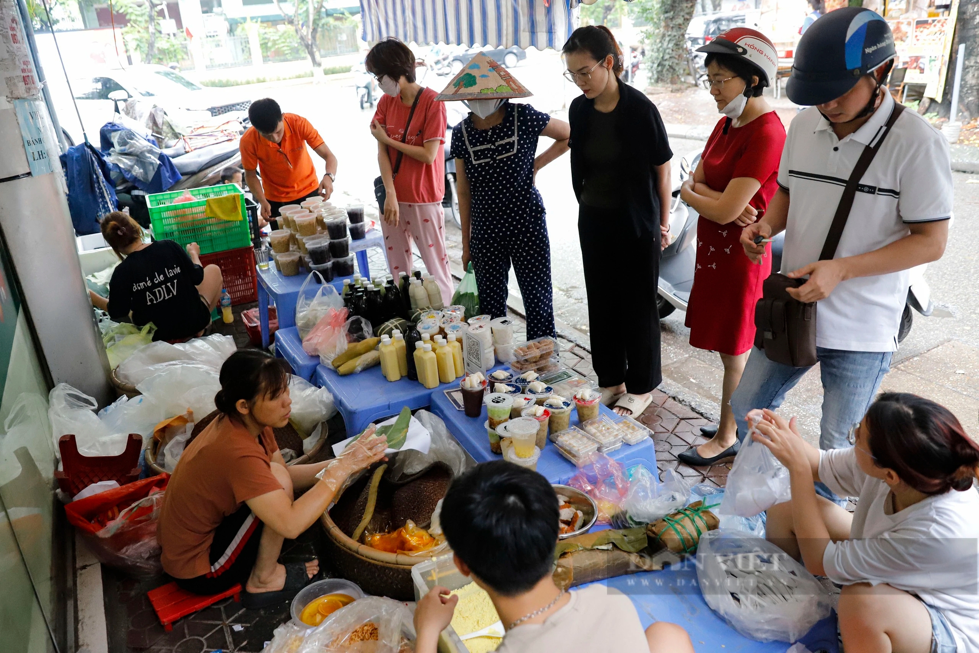 Hàng loạt tiểu thương ở Hà Nội chuyển sang bán đồ "giết sâu bọ" ngày Tết Đoan Ngọ- Ảnh 7.