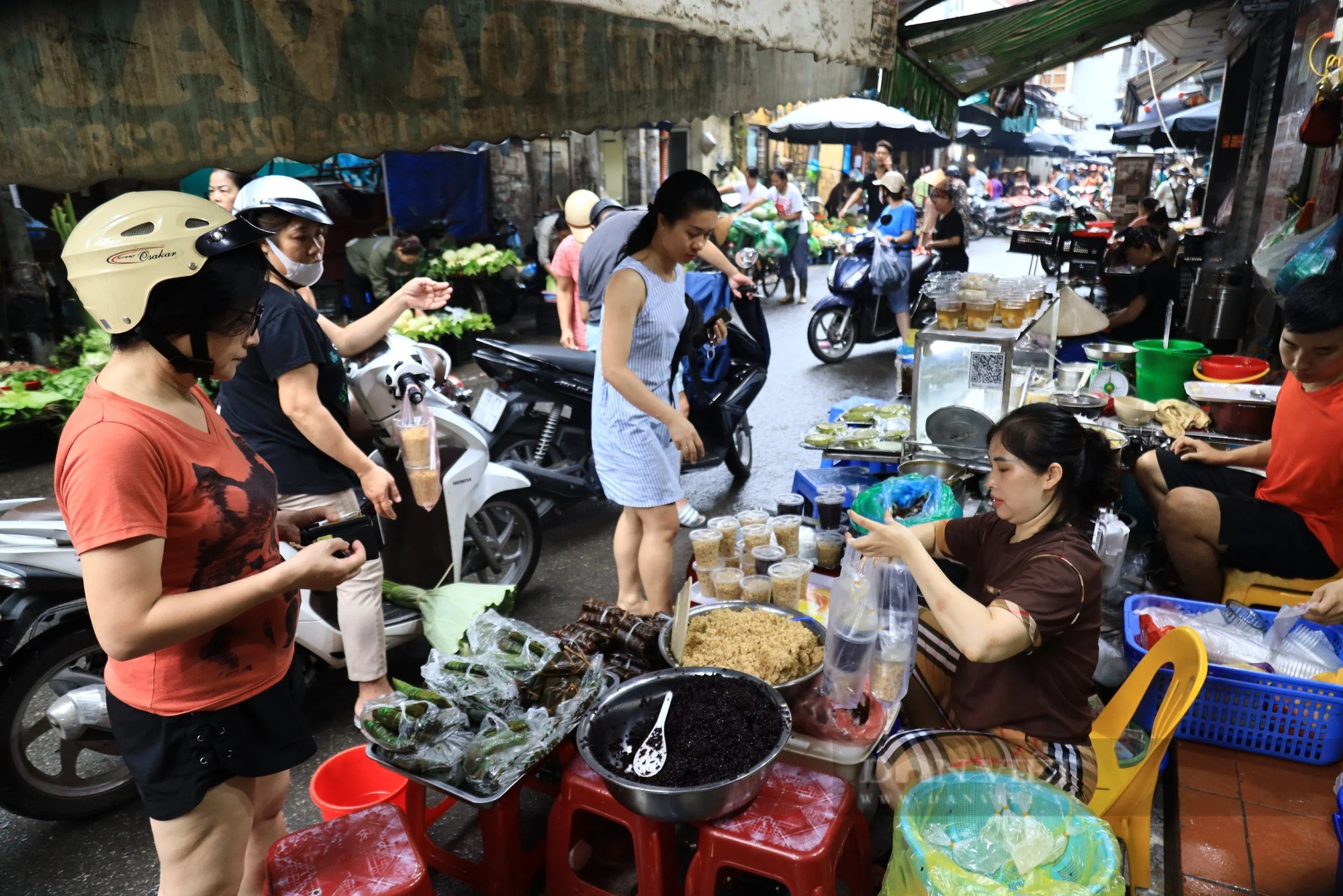 Hàng loạt tiểu thương ở Hà Nội chuyển sang bán đồ "giết sâu bọ" ngày Tết Đoan Ngọ- Ảnh 10.