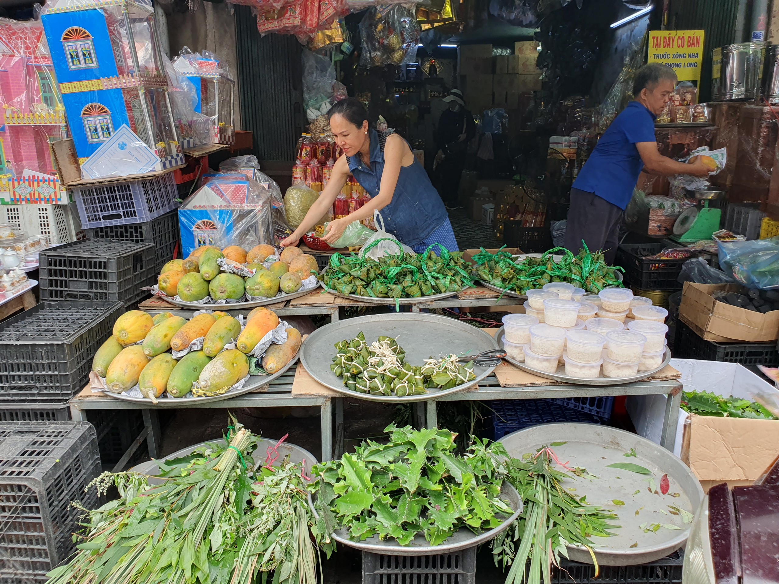 Sốc với giá vải thiều cúng Tết Đoan ngọ tại TP.HCM- Ảnh 3.