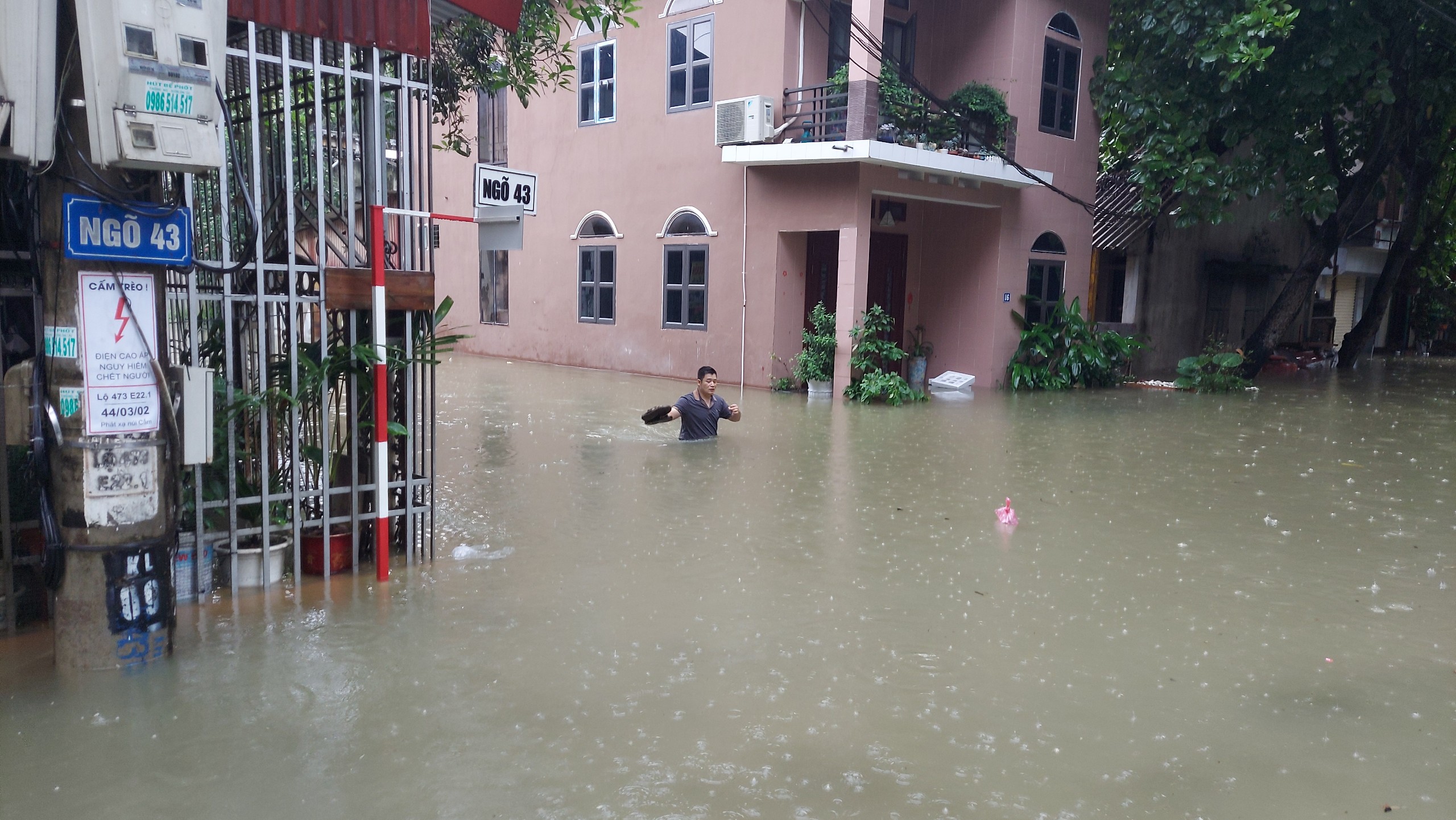 Nhiều khu vực tại thành phố Hà Giang chìm trong biển nước- Ảnh 9.