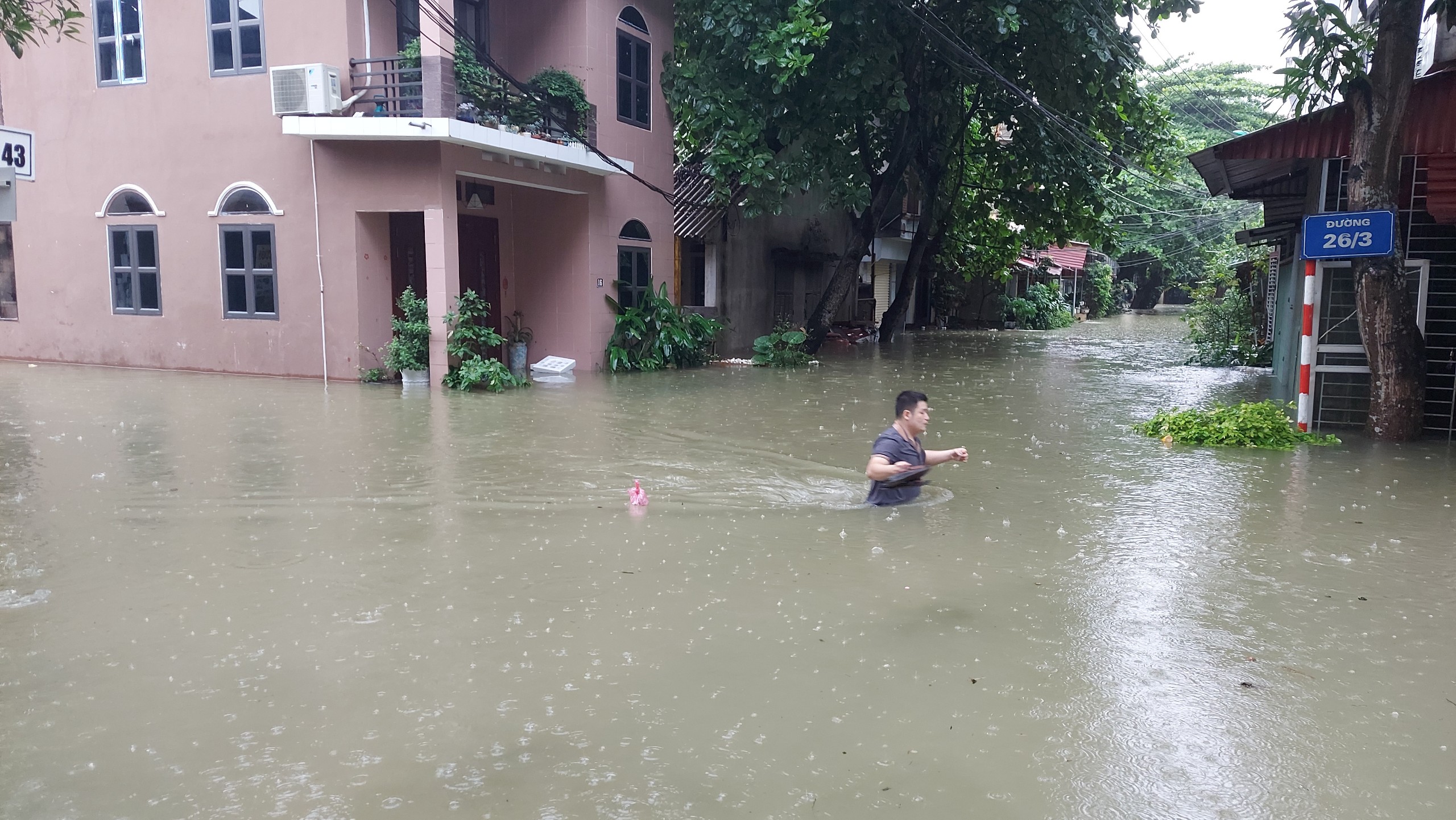 Nhiều khu vực tại thành phố Hà Giang chìm trong biển nước- Ảnh 1.