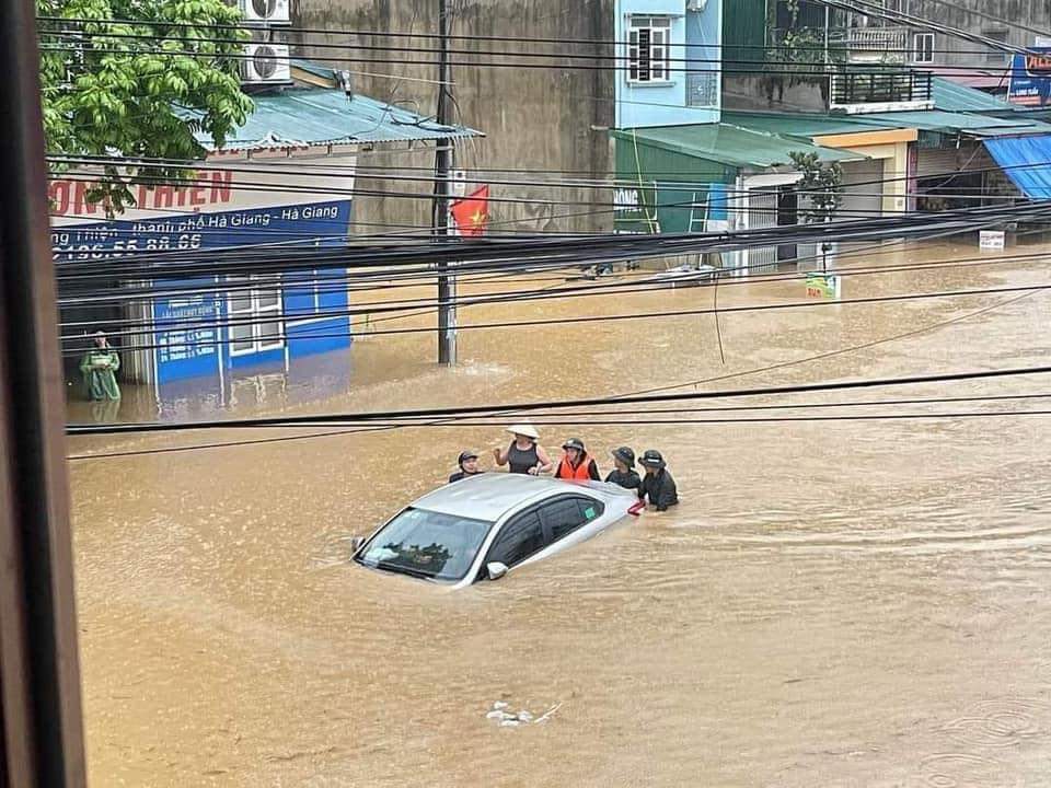 Nhiều khu vực tại thành phố Hà Giang chìm trong biển nước- Ảnh 5.