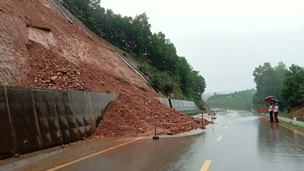 Quảng Ninh thiệt hại 5 tỷ đồng do mưa lớn, riêng Uông Bí hơn 1.000 nhà dân bị ngập- Ảnh 5.