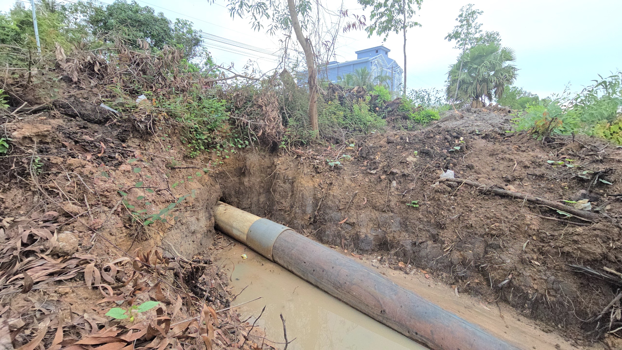 Thông tin mới nhất về vụ khoan thủng quốc lộ đặt ống bơm bùn đất san lấp mặt bằng ở Kiên Giang- Ảnh 1.