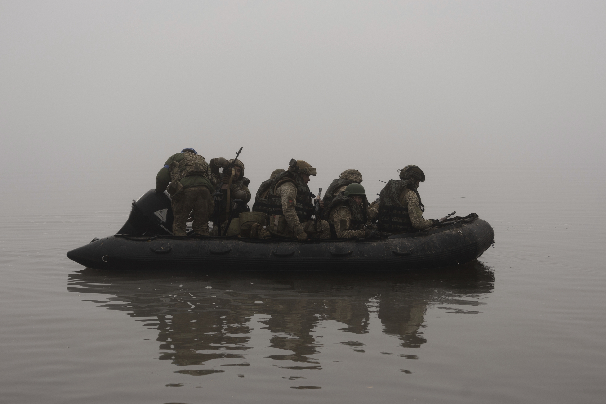 Lính Ukraine vượt sông Dnepr đầu hàng quân đội Nga- Ảnh 1.